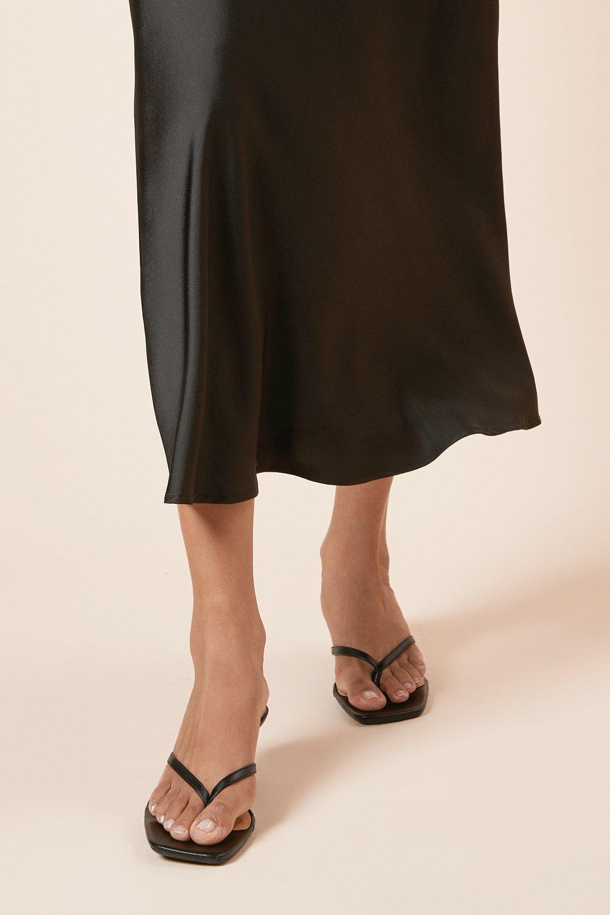 Dorothy Perkins Catriona Faux Leather Kitten Heel Toe Thong Sandals Black image 2