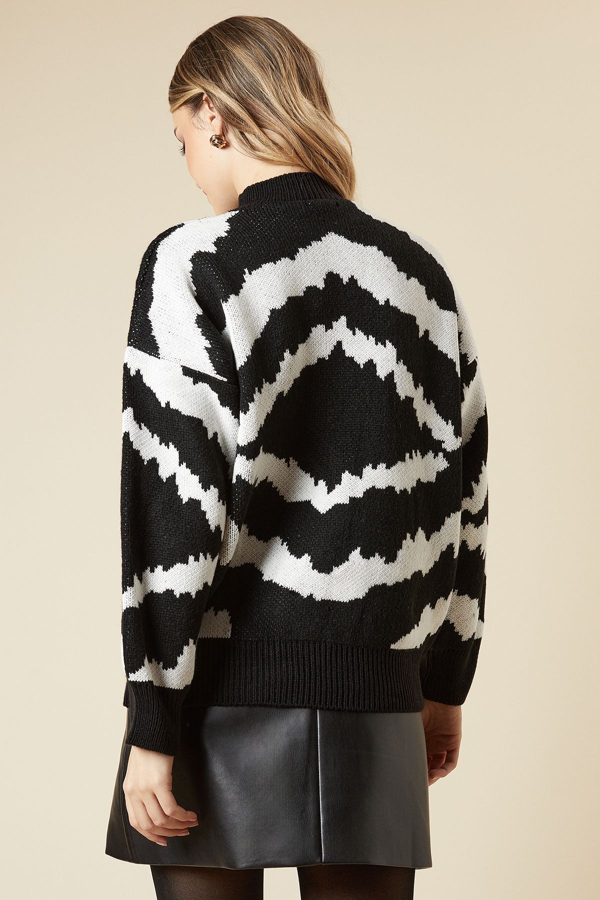 Dorothy Perkins Abstract Jacqaurd Detail Crew Neck Jumper Black image 3