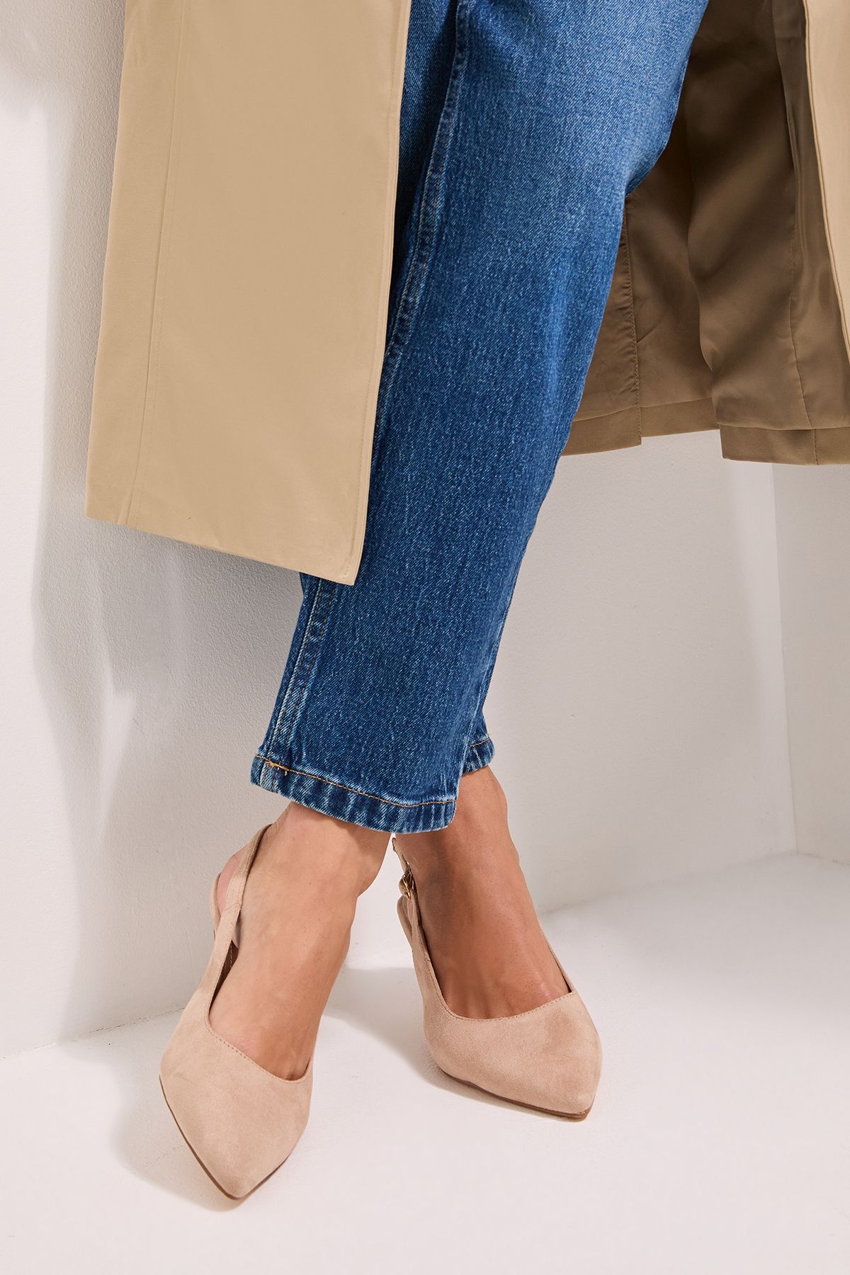 Dorothy Perkins Wide Fit Dova Slingback Kitten Heel Court Shoes Taupe image 1