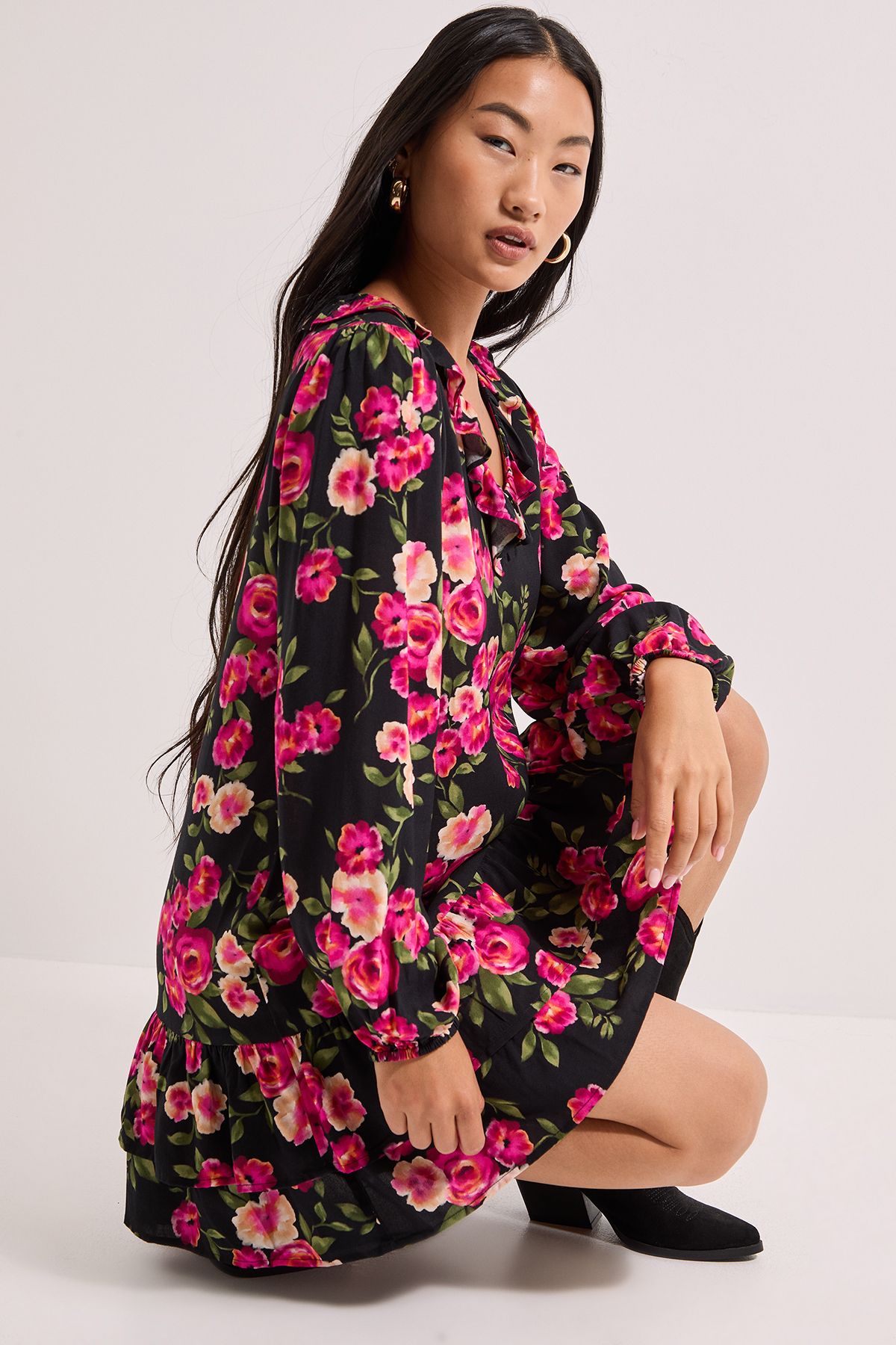 Dorothy Perkins Petite Black Floral Collar Detail Blouson Sleeve Tiered Mini Dress Floral image 4