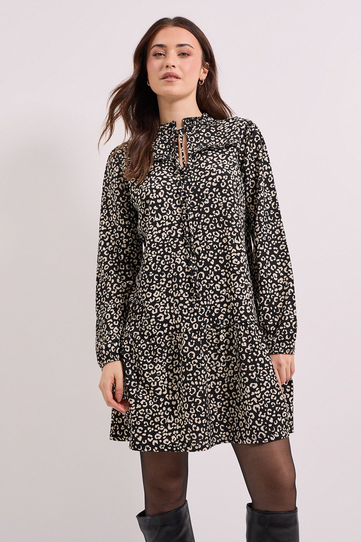 Dorothy Perkins Mono Floral Tie Neck Tiered Smock Jersey Mini Dress Mono image 2