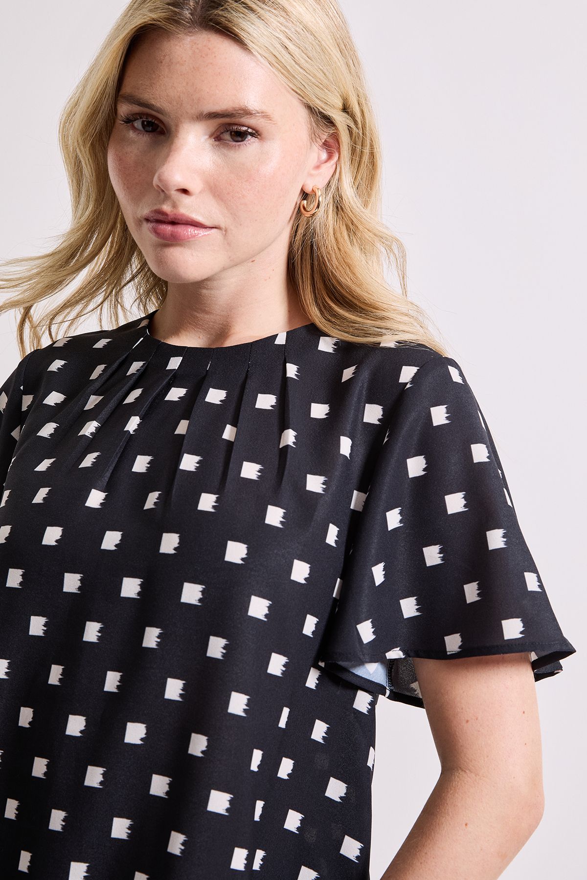 Dorothy Perkins Printed Gathered Neckline Angel Sleeve Blouse Mono image 4