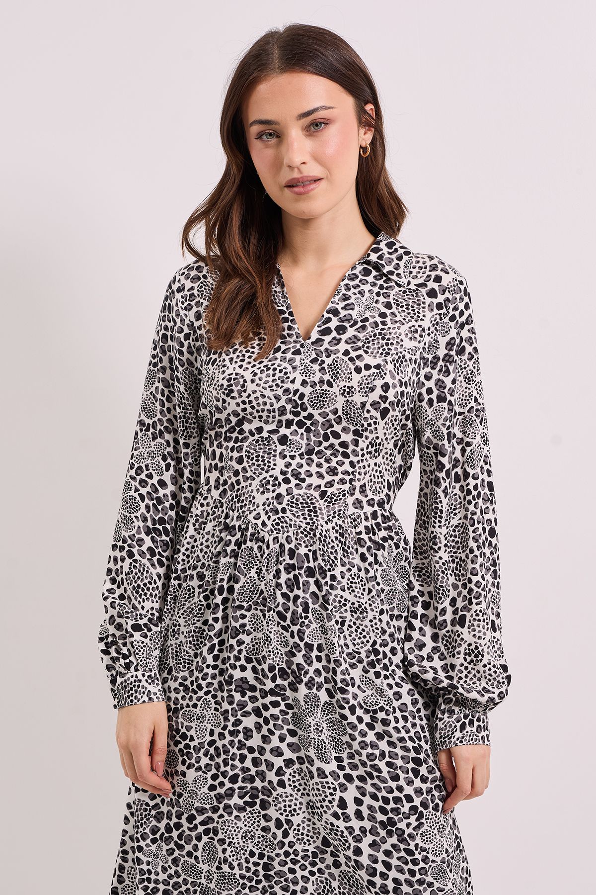 Dorothy Perkins Seam Detail Collared Blouson Sleeve Printed Midi Dress Mono image 2