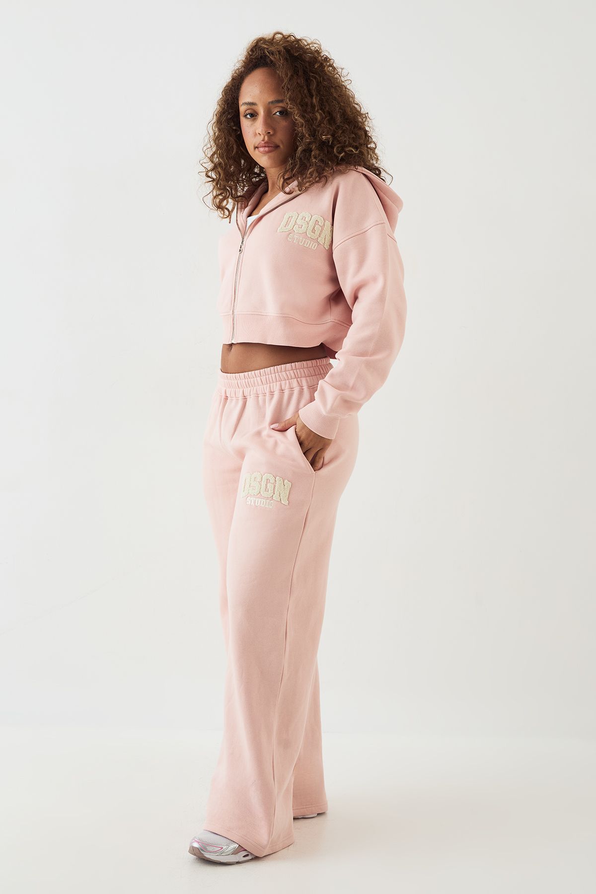 DSGN Studio DSGN Studio Towelling Applique Straight Leg Jogger Light Pink image 1