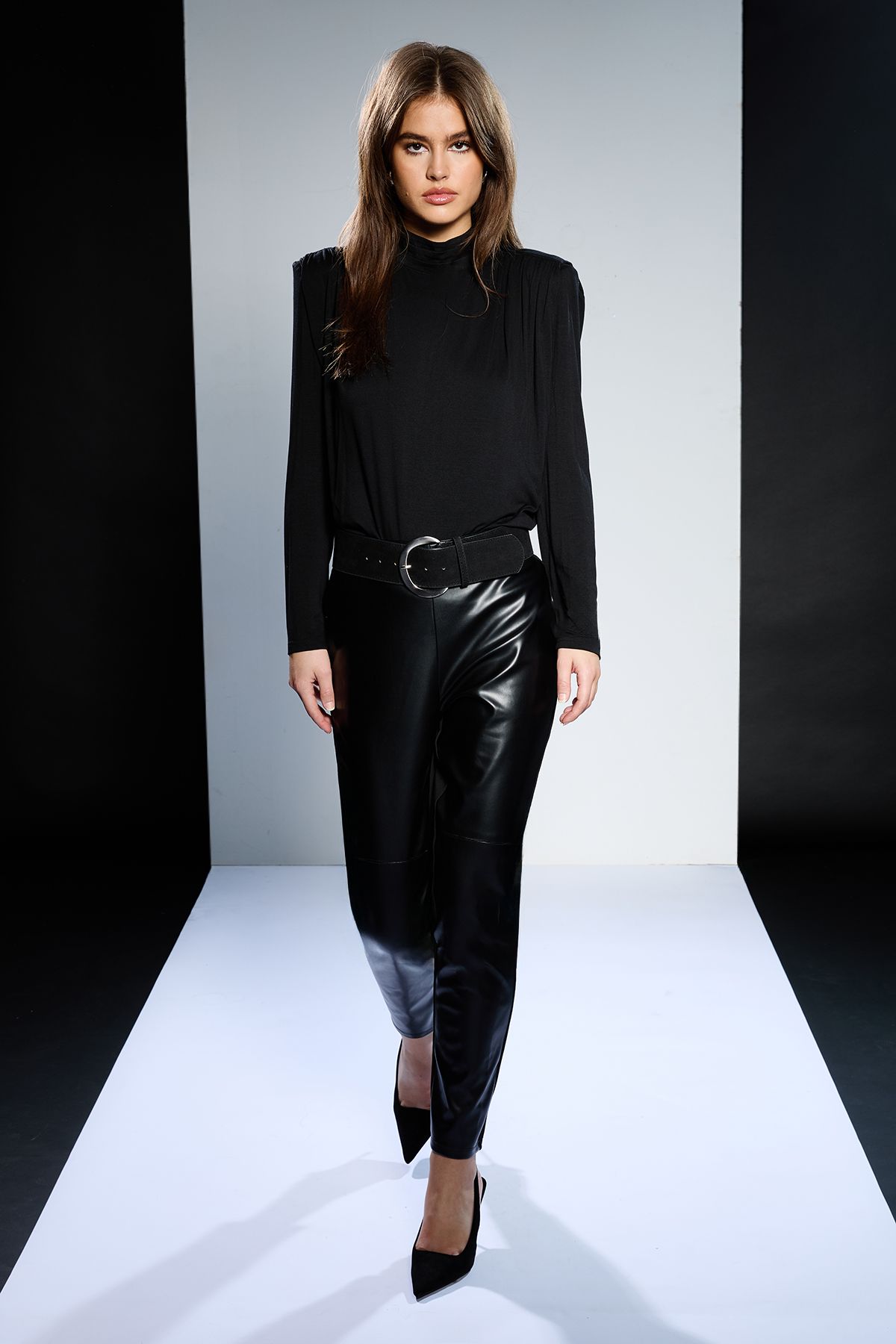 RUNWAY 1.8.1.8 Runway 1.8.1.8  Jersey Shoulder Pad T-shirt Black image 2