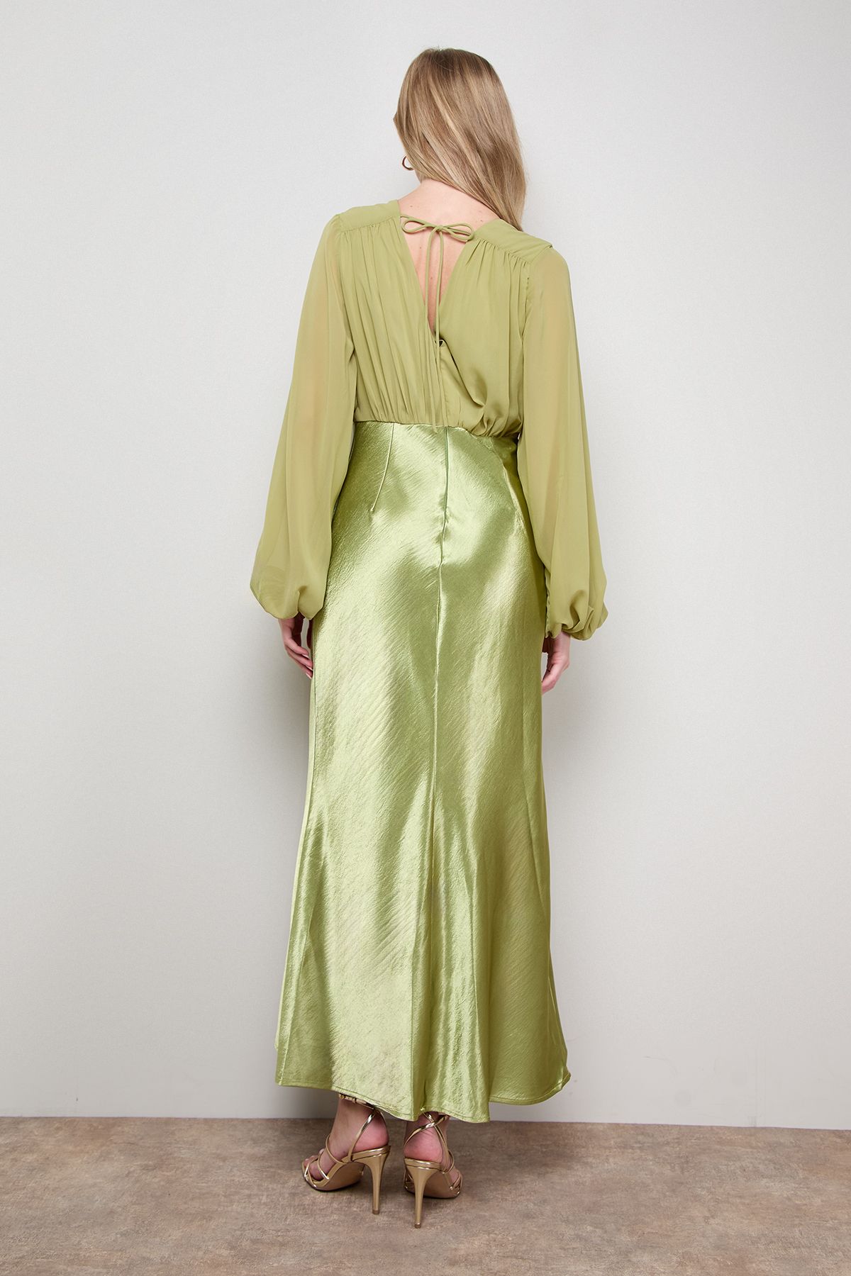 Oasis Plain Balloon Sleeve V Neck Satin Chiffon Mix Midaxi Dress Olive image 3
