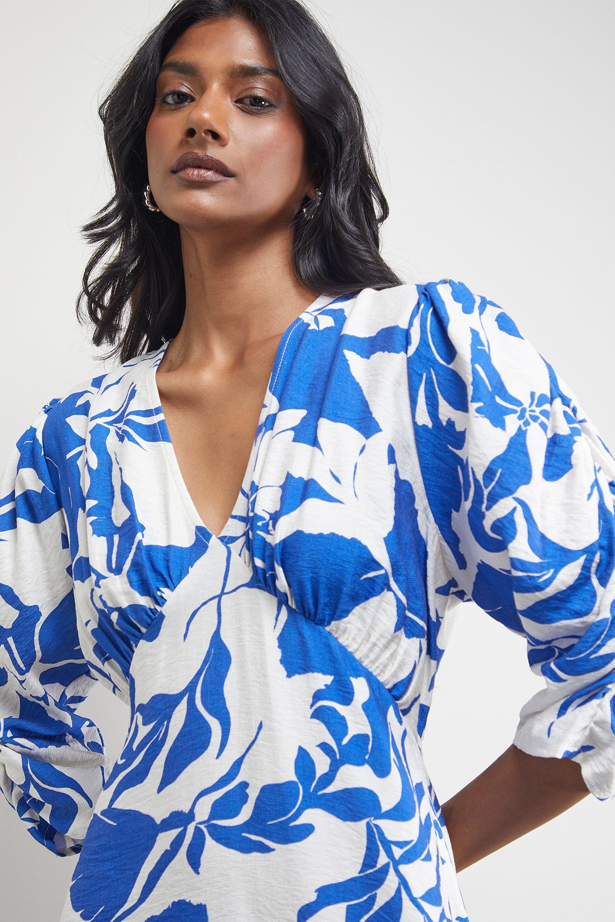 Warehouse Petite Viscose Floral V Neck Puff Sleeve Midi Dress Blue image 2