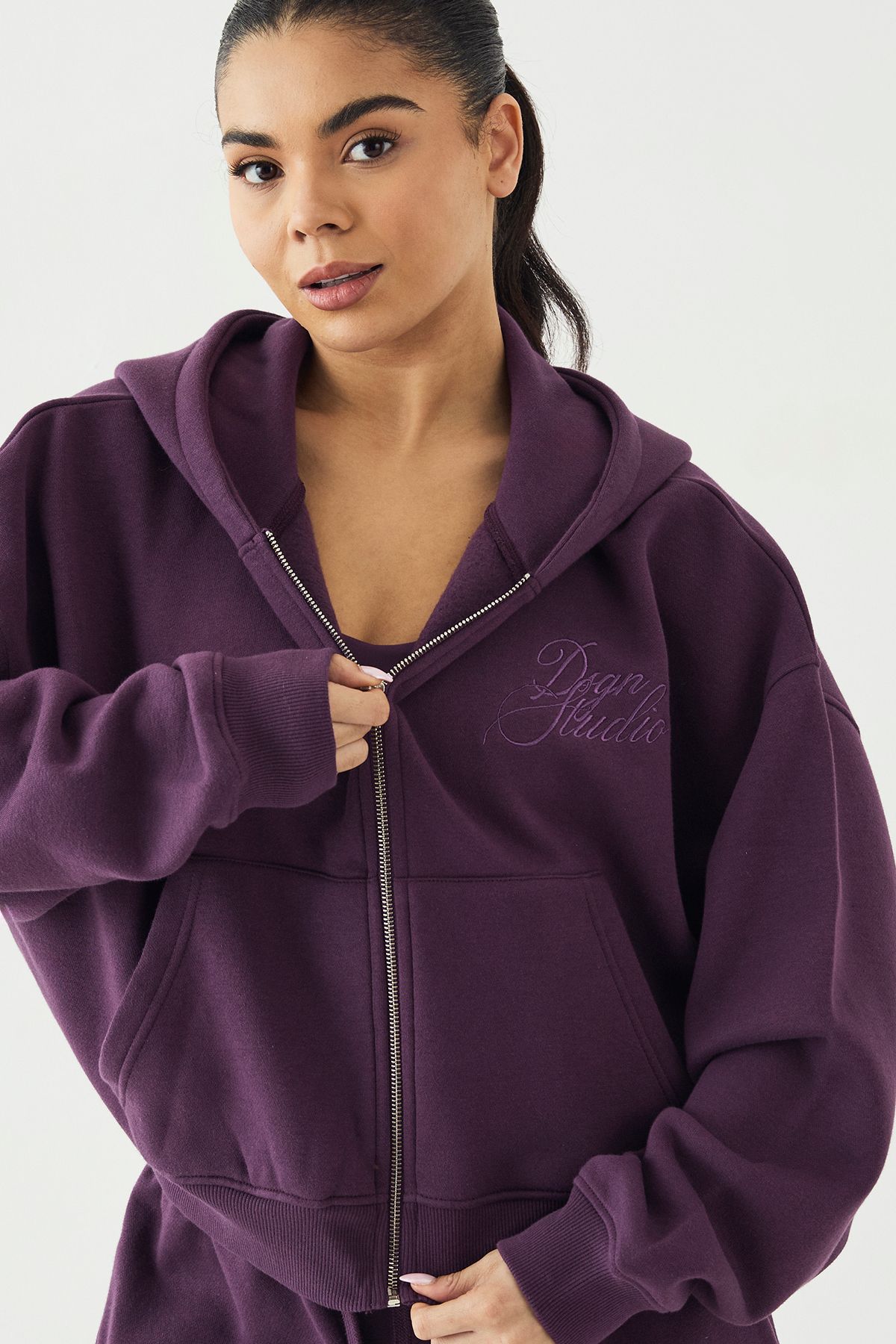 DSGN Studio DSGN Studio Contrast Script Boxy Crop Zip Through Hoodie Aubergine image 4