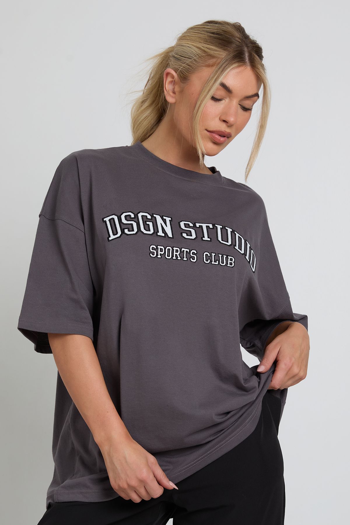 DSGN Studio DSGN Studio Applique Oversized T-Shirt Charcoal