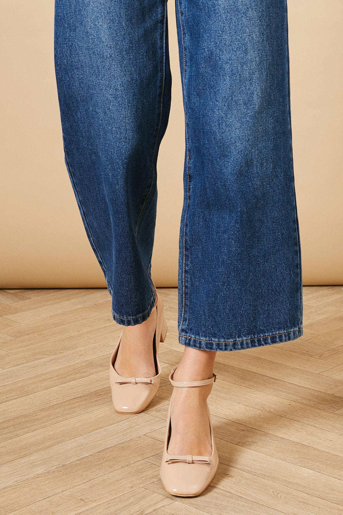 Oasis Debbie Faux Patent Leather Bow Detail Low Block Heel Court Shoes Beige image 2