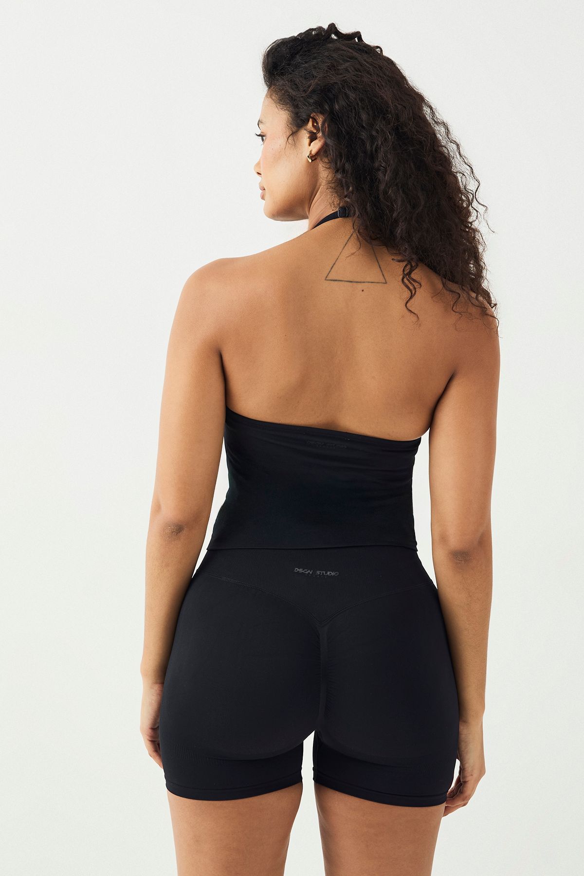 DSGN Studio DSGN Studio Sport Ultra Contour Padded Seamless Strappy Top Black image 2