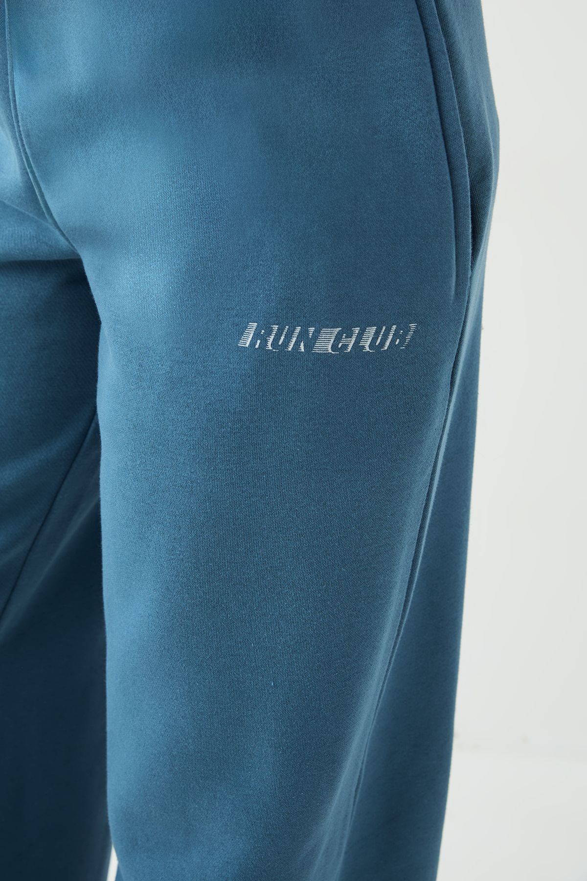 DSGN Studio DSGN Studio Run Club Printed Straight Leg Jogger Teal image 4