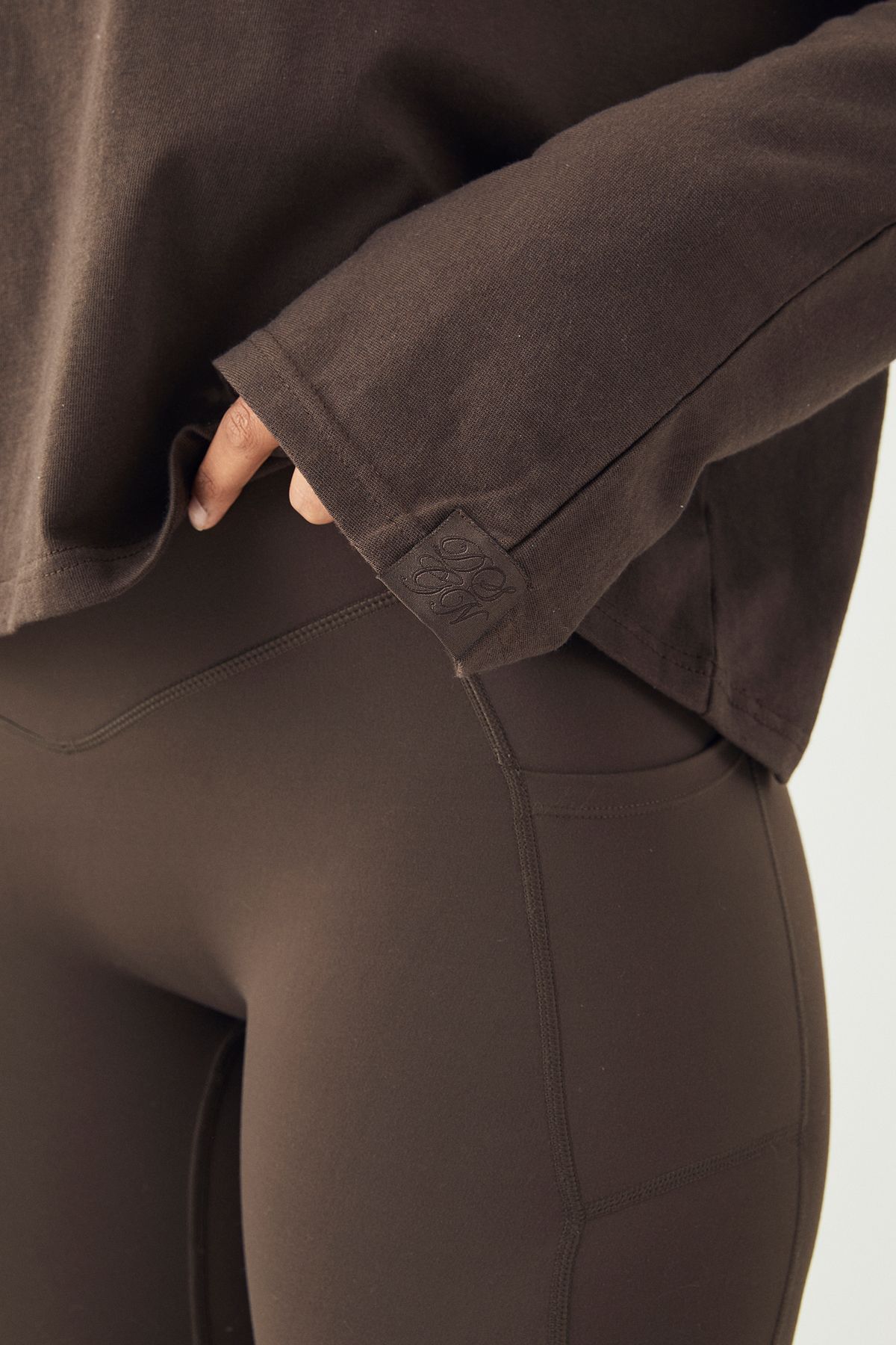 DSGN Studio DSGN Studio Off The Shoulder Long Sleeve T-shirt Espresso image 4