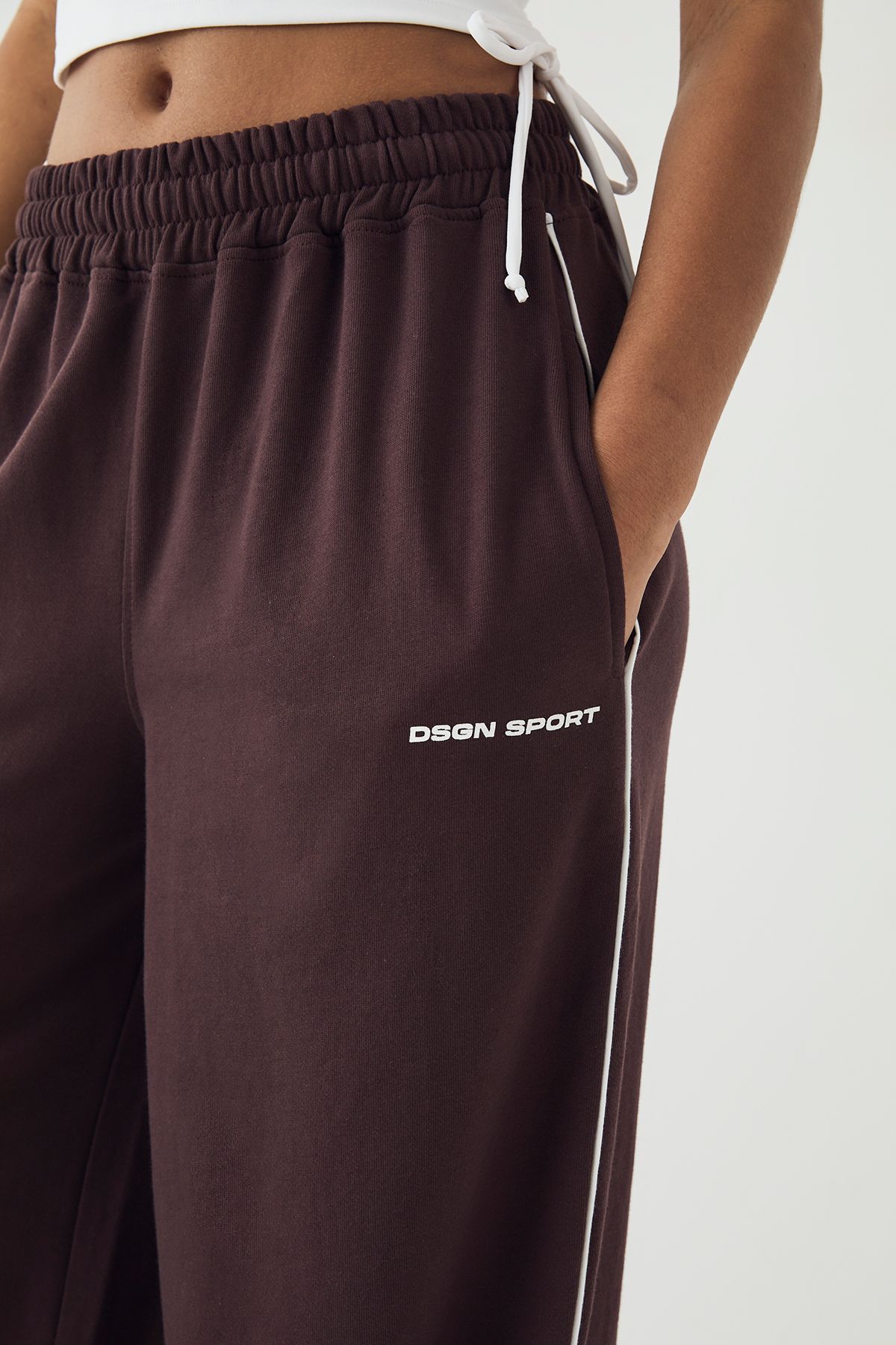 DSGN Studio DSGN Studio Piping Detail Mid Rise Wide Leg Jogger Chocolate image 4