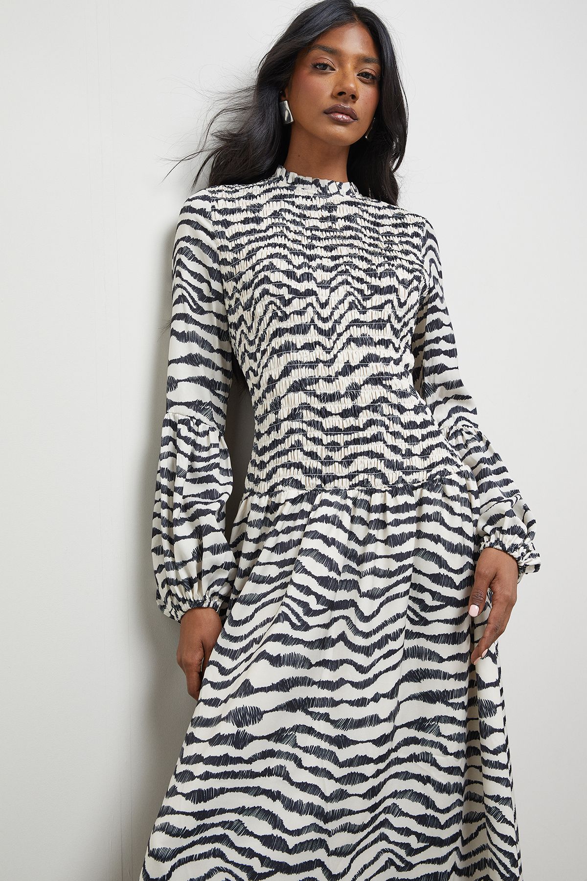 Warehouse Satin Shirred Bodice Balloon Sleeve Midi Dress Mono image 2