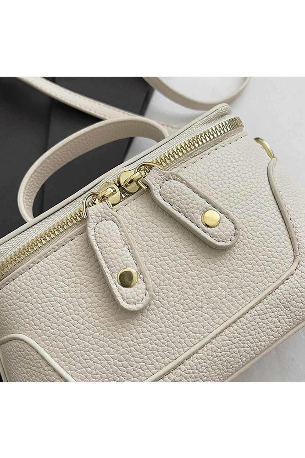 XY London 'Lilly' Tote Bag With Adjustable Shoulder Strap and Zip Closure image 2