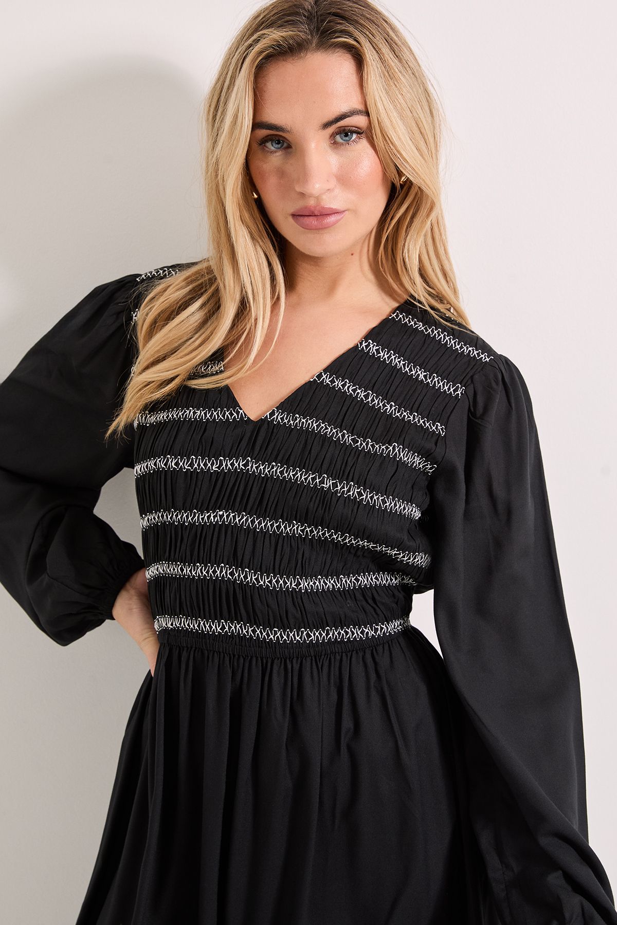 Dorothy Perkins Contrast Stitching Shirred Bodice V Neck Midi Dress Mono image 2