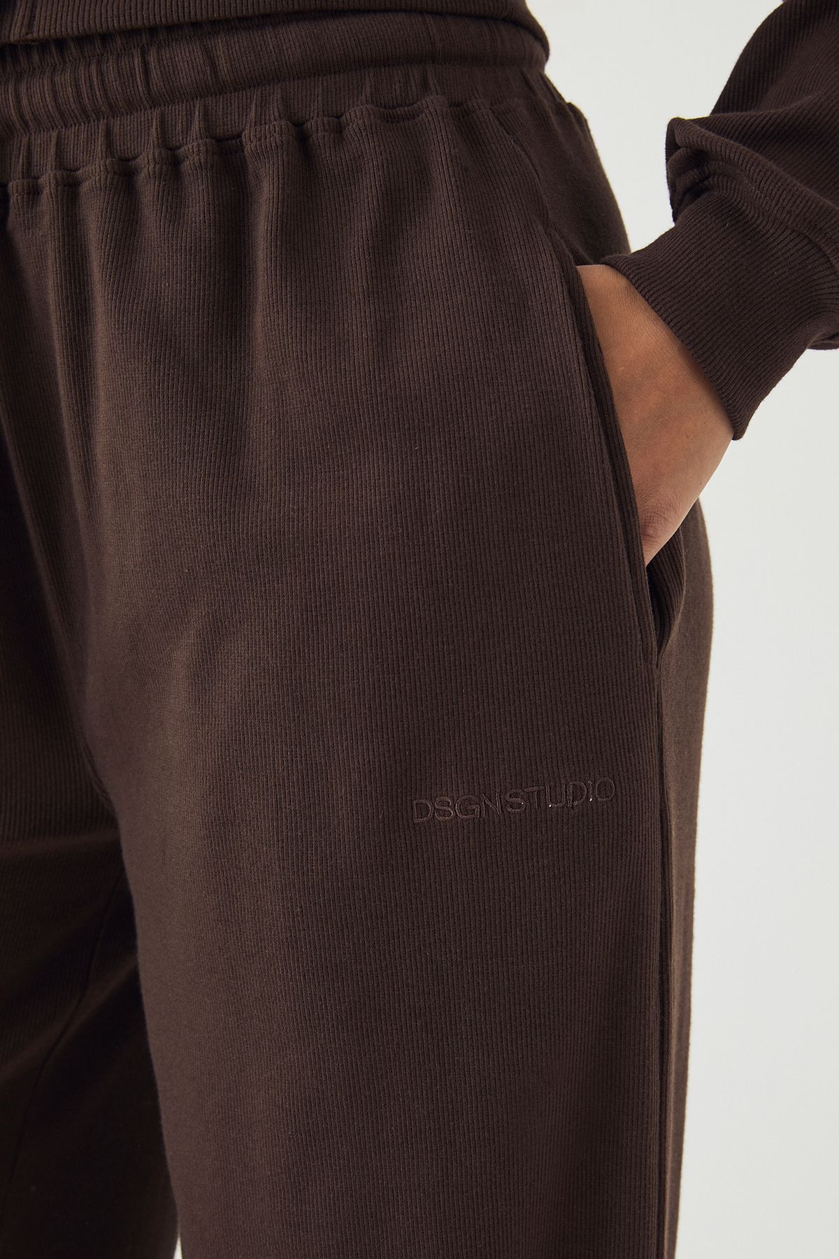 DSGN Studio DSGN Studio Rib Straight Leg Jogger Dark Chocolate image 4
