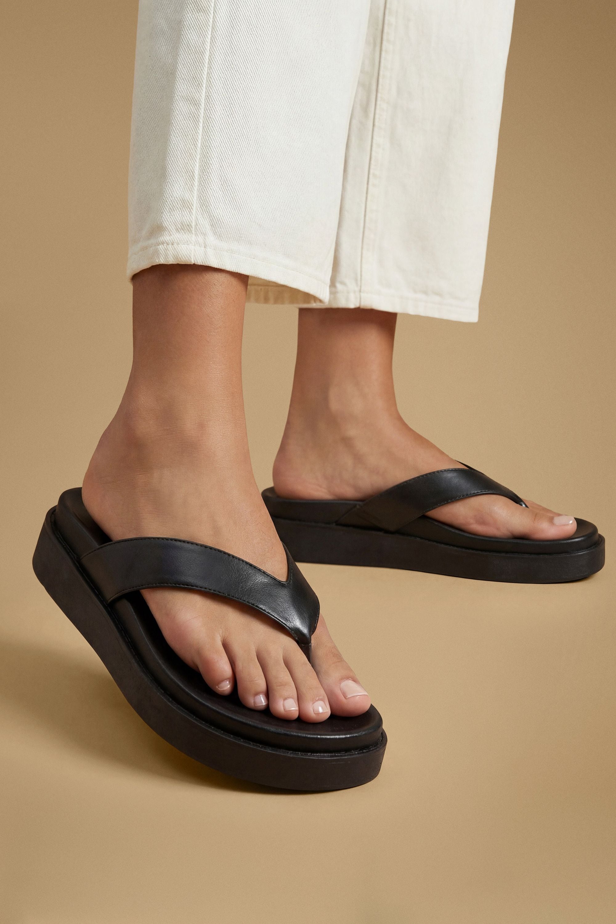 Oasis Ellie Faux Leather Toe Post Footbed Sandals Black