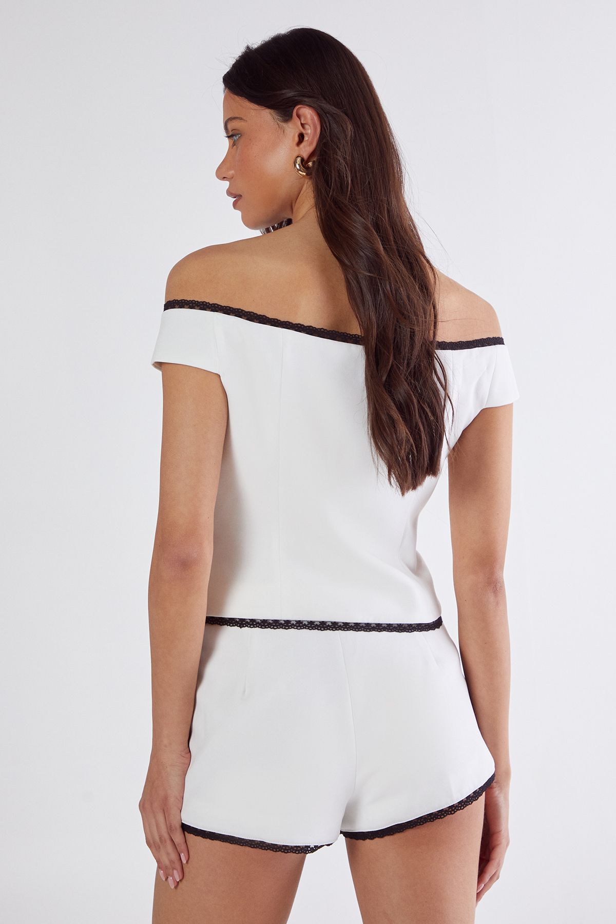 NastyGal Lace Trim Tailored Short Ivory image 4