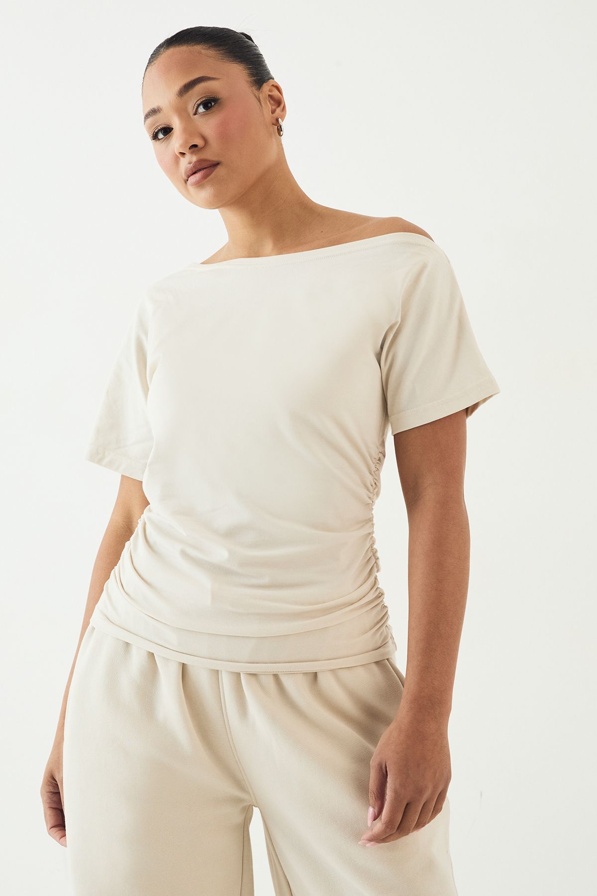 DSGN Studio DSGN Studio Cinched Off The Shoulder T-Shirt Cream