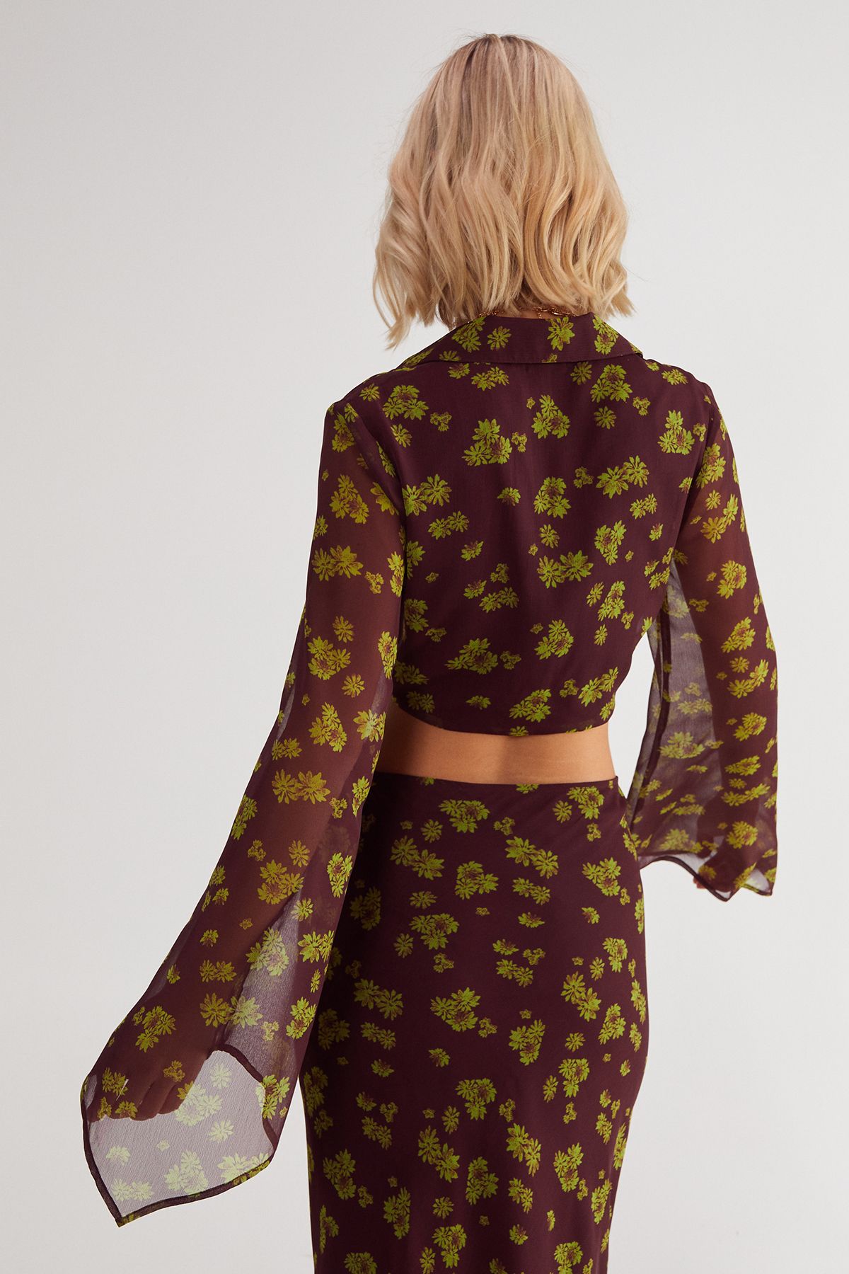 NastyGal Ditsy Crinkle Chiffon Tie Front Fluted Sleeve Crop Top Co-ord Chocolate image 4