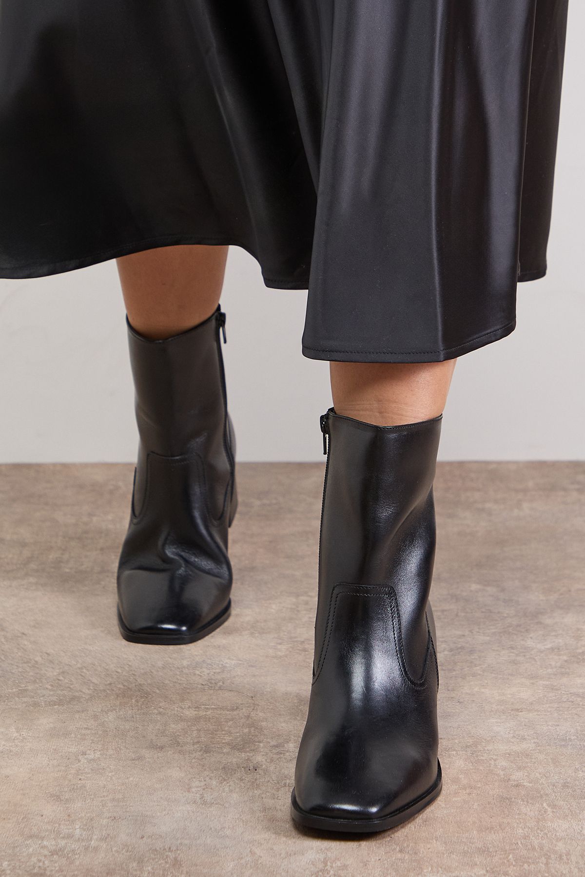 Oasis Lauren Leather Block Mid Heel Chelsea Boot Black image 3