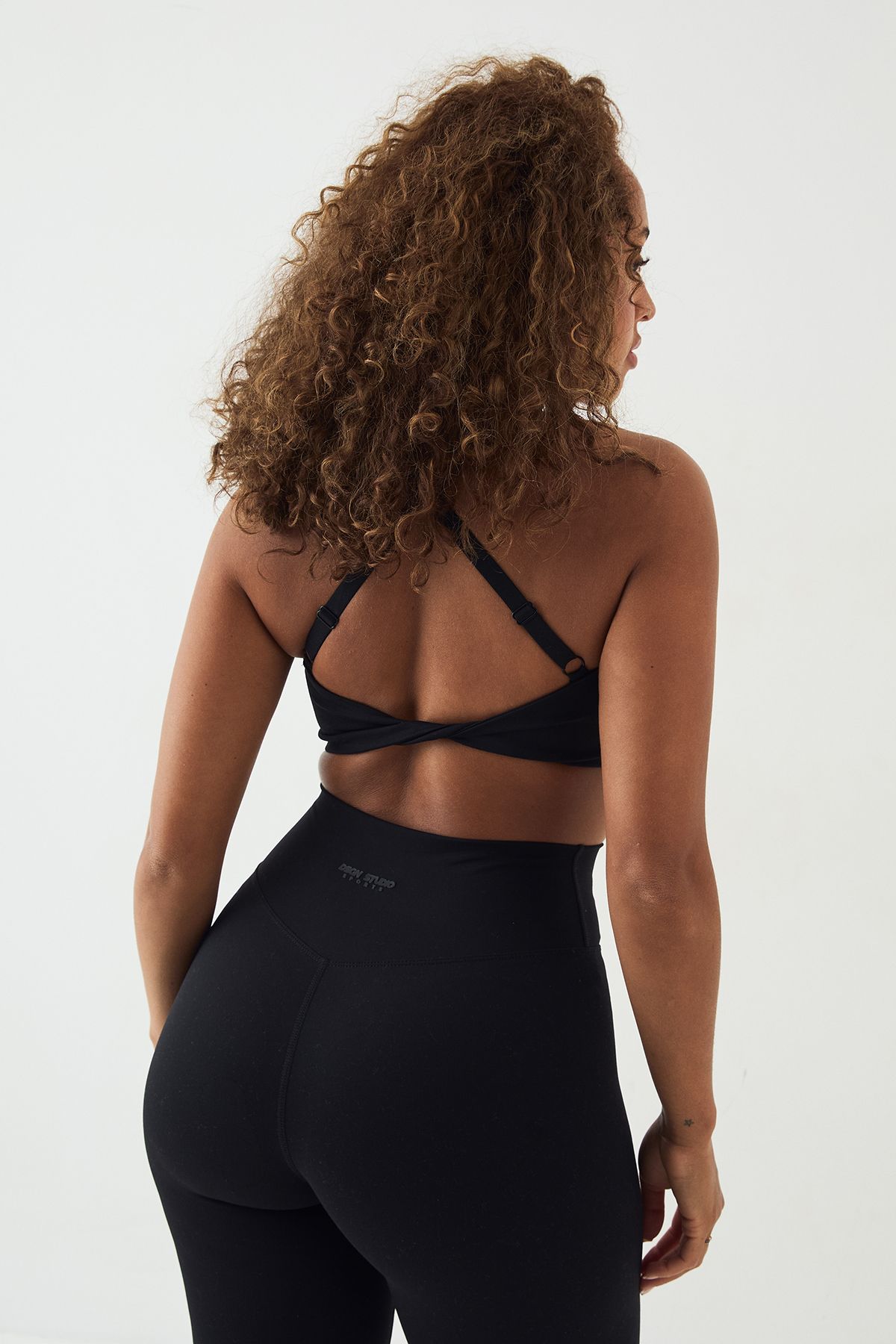 DSGN Studio DSGN Studio Sport Ultra Contour Seamless Twist Back Padded Sports Bra Black image 2