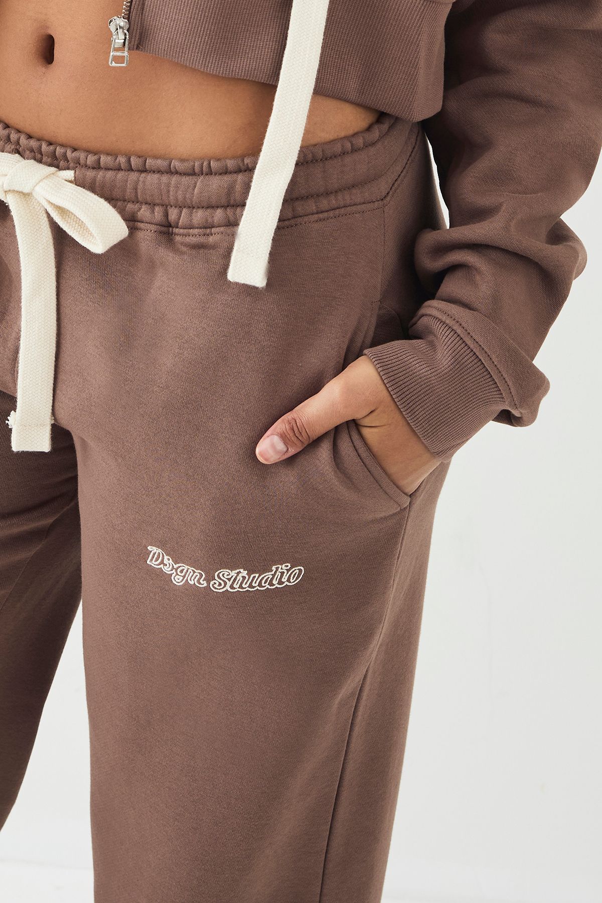 DSGN Studio DSGN Studio Contrast Drawcord Mid Rise Straight Leg Jogger Mocha image 4