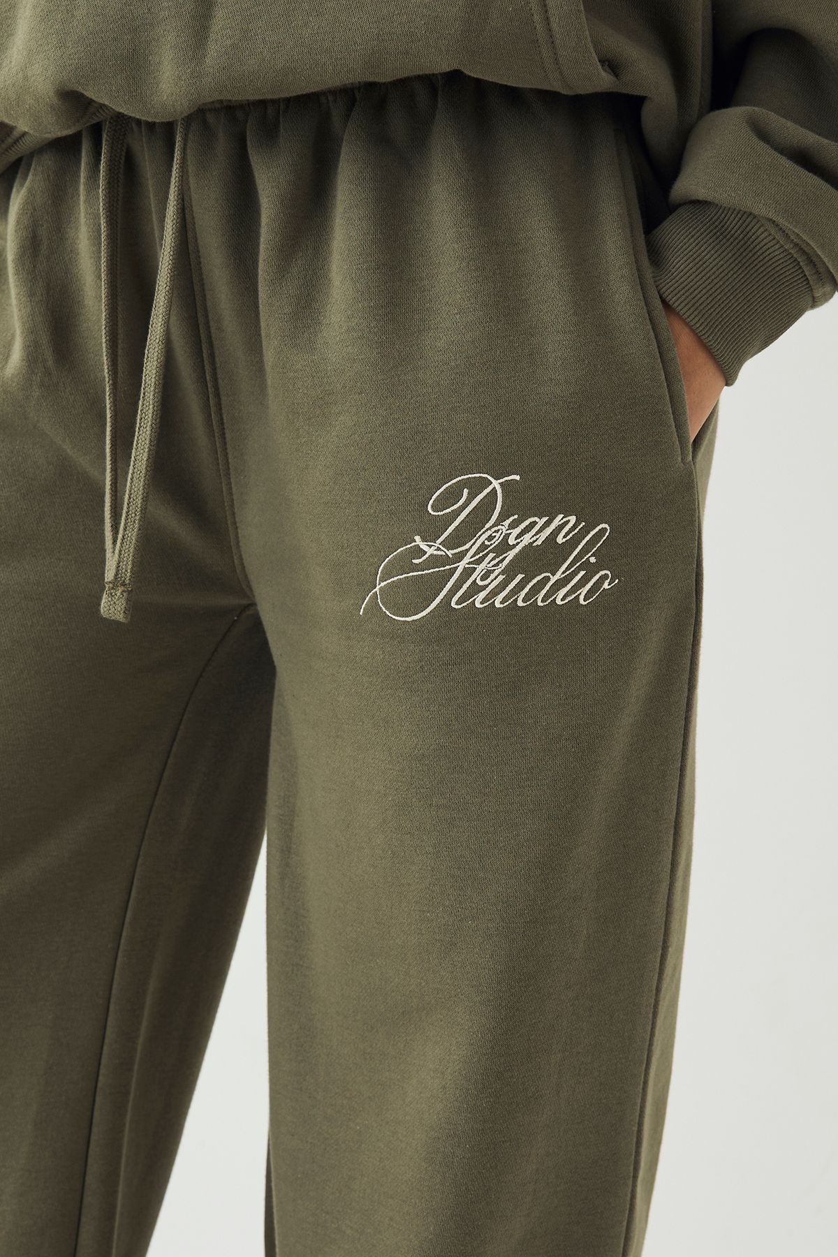 DSGN Studio DSGN Studio Script Straight Leg Jogger Olive image 4
