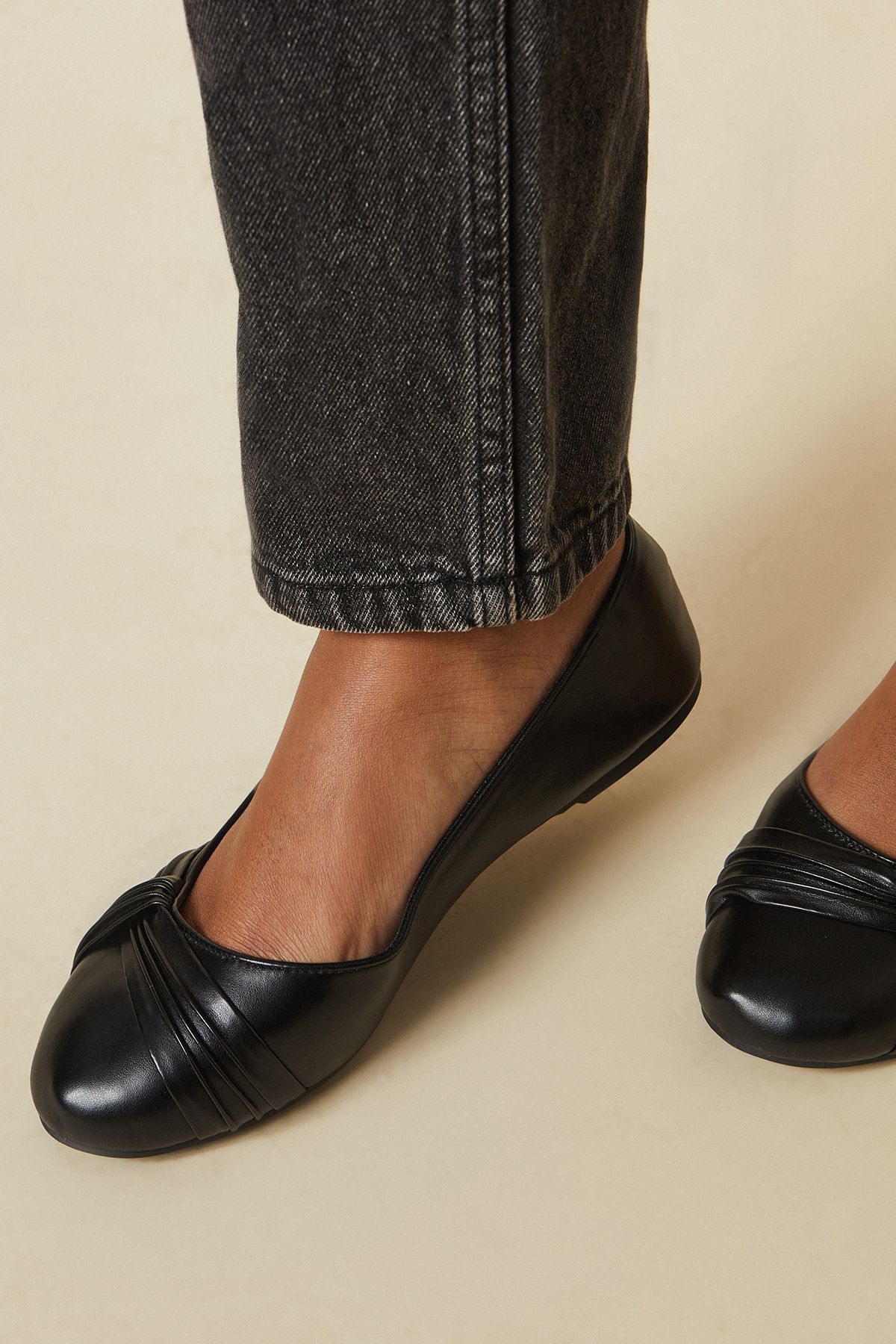Dorothy Perkins Eliza Ruched Detail Flat Ballet Pumps Black image 4