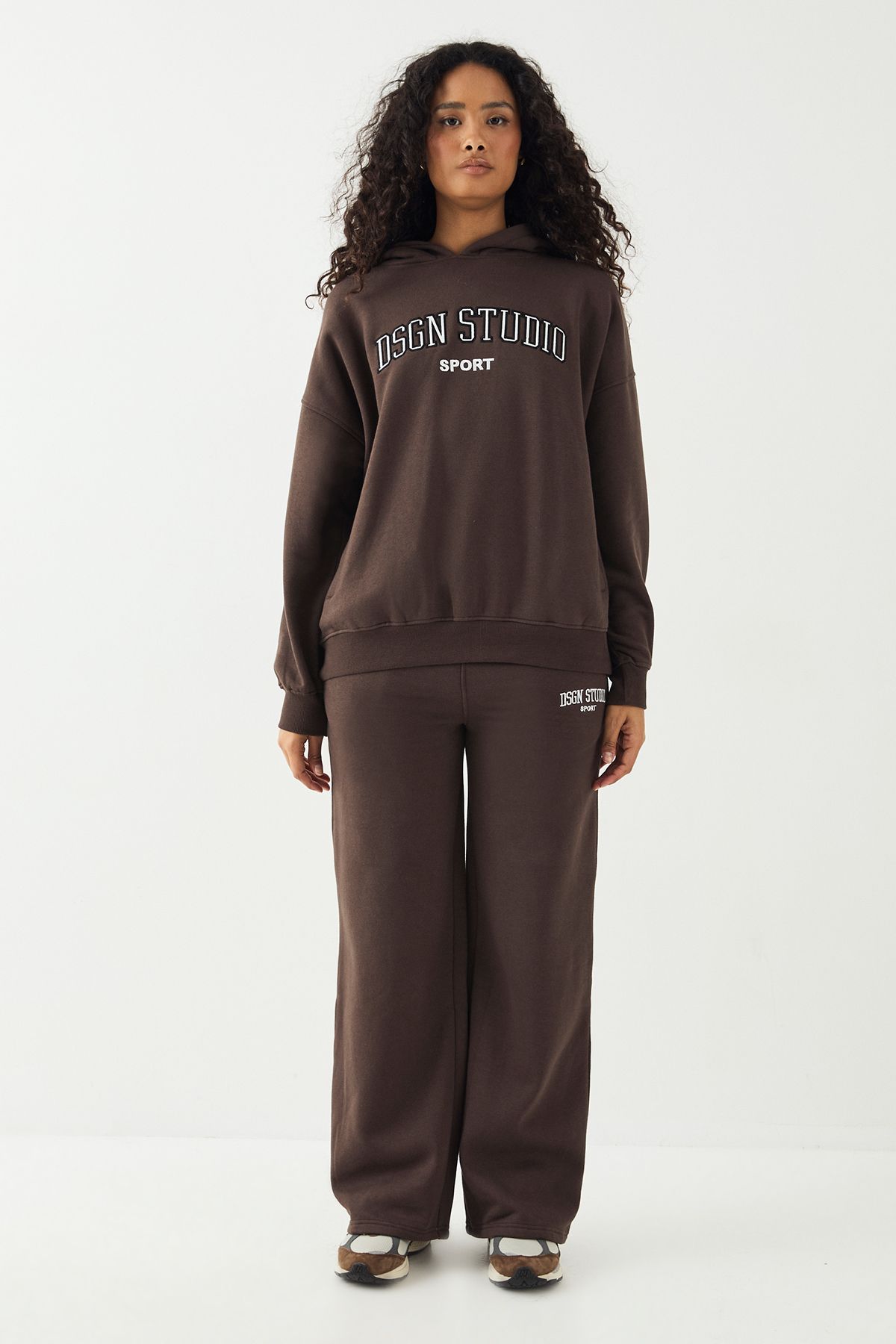 DSGN Studio DSGN Studio Collegiate Applique Straight Leg Jogger Espresso image 5