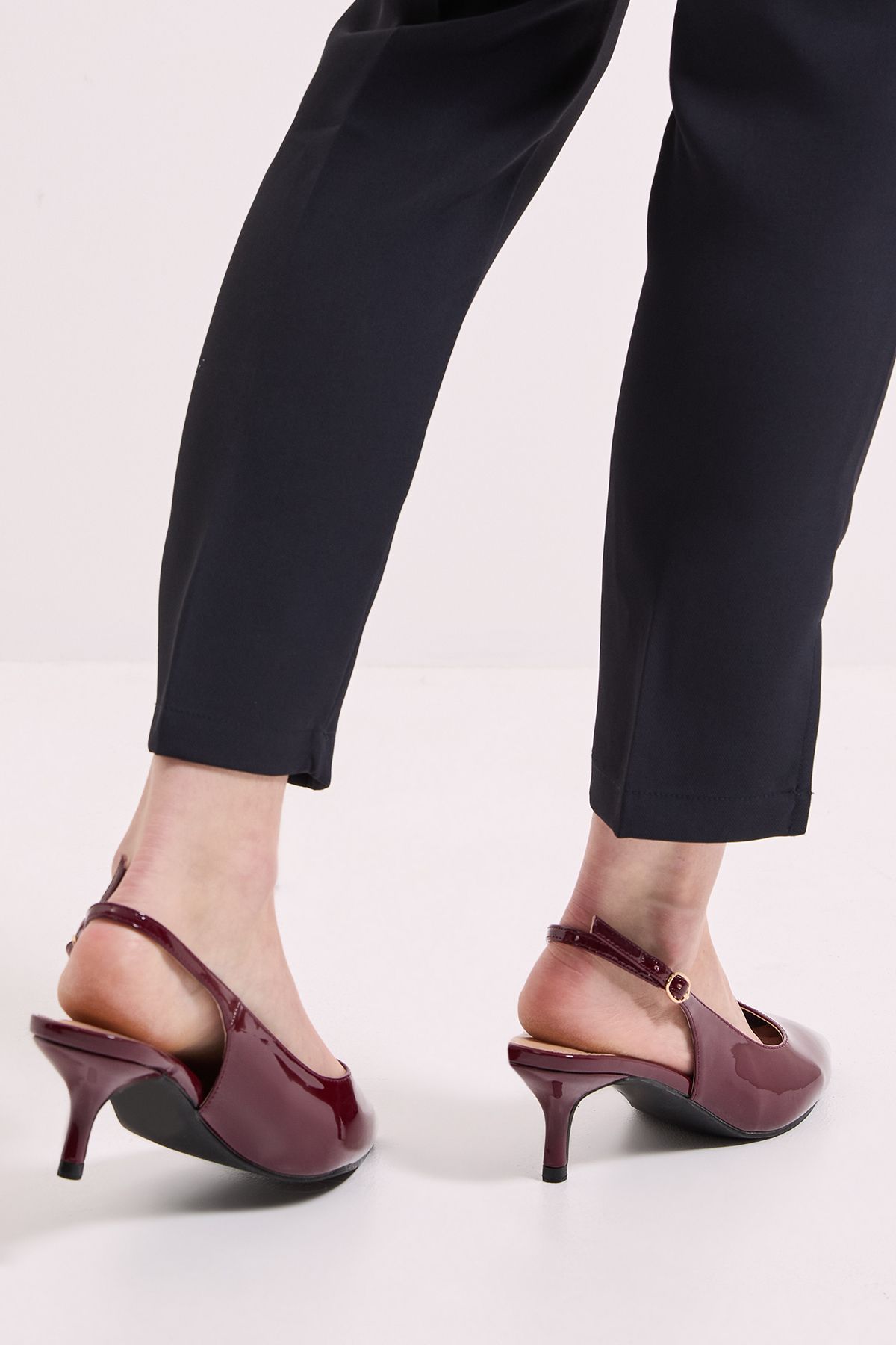 Dorothy Perkins Wide Fit Dova Slingback Kitten Heel Court Shoes Burgundy image 4