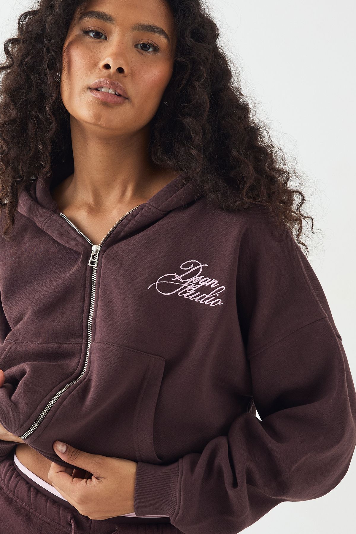 DSGN Studio DSGN Studio Contrast Script Boxy Crop Zip Through Hoodie Chocolate image 4