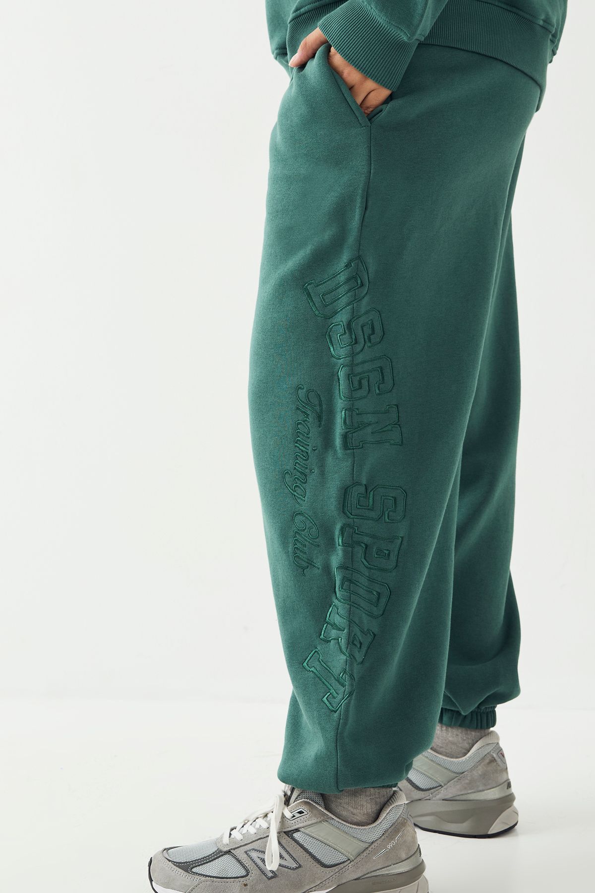 DSGN Studio DSGN Studio Sport Training Club Oversized Cuffed Jogger Green image 4