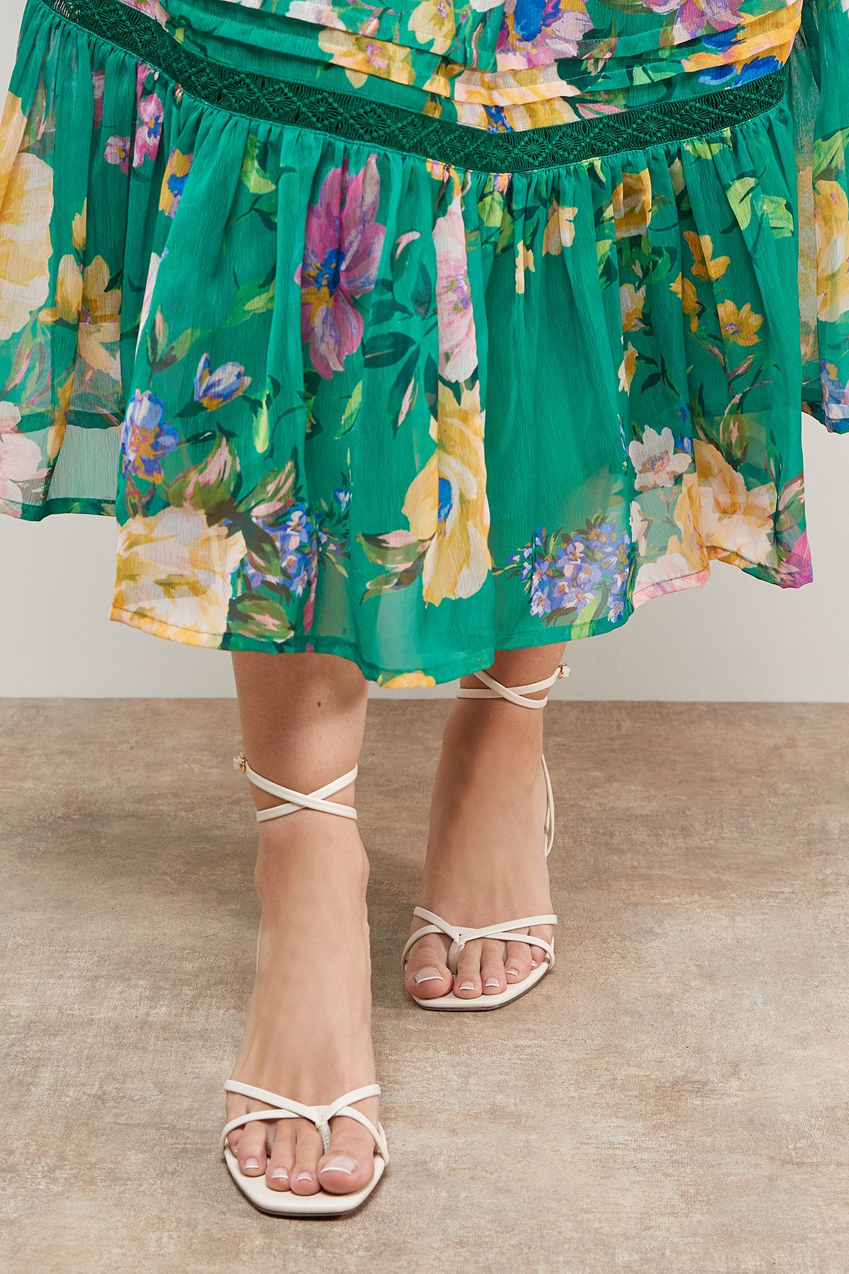 Oasis Desirae Faux Leather Toe Post Kitten Heel Sandals Beige image 3