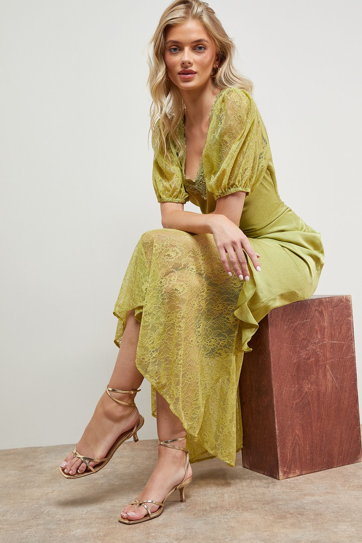 Oasis Desirae Faux Leather Toe Post Kitten Heel Sandals Gold image 2