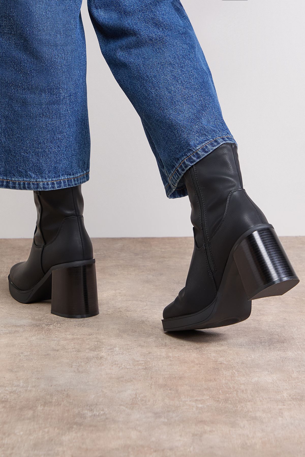 Oasis Wide Fit Carina Faux Leather Round Toe High Block Platform Ankle Boots Black image 4