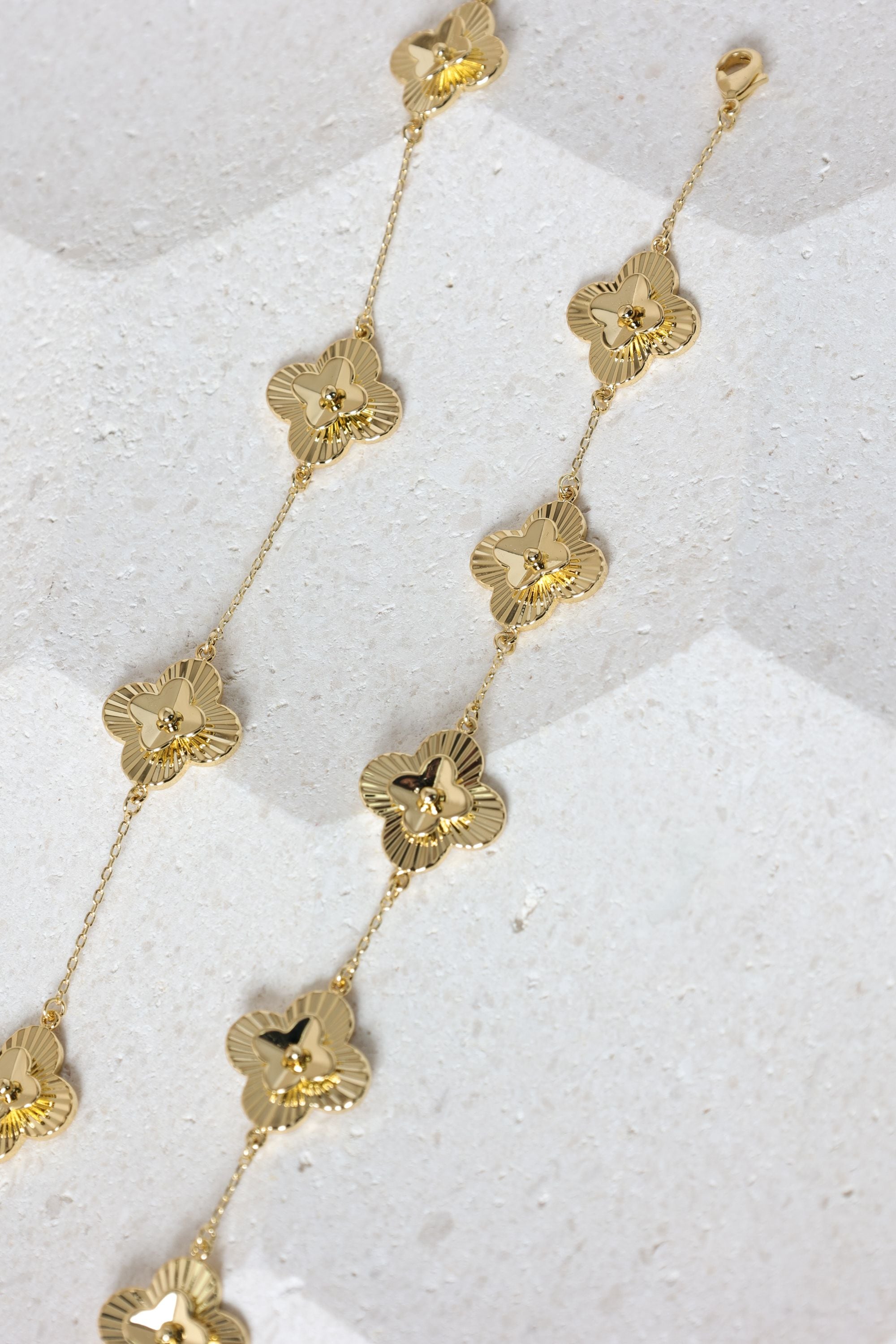 Inicio 14K Gold Plated Diamond Cut Clover Station Necklace - Gift Pouch image 3