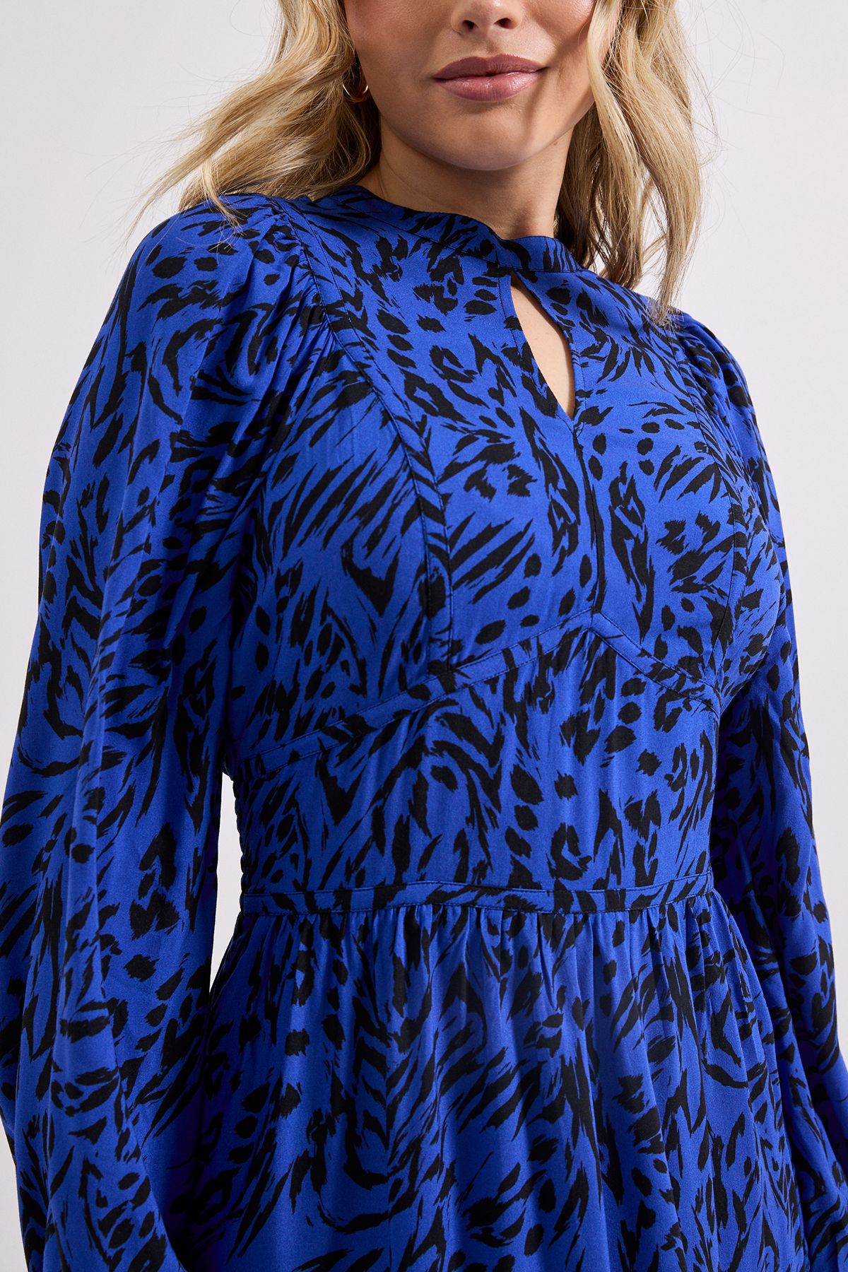 Dorothy Perkins Keyhole Detail Waisted Blouson Sleeve Printed Midi Dress Blue image 4