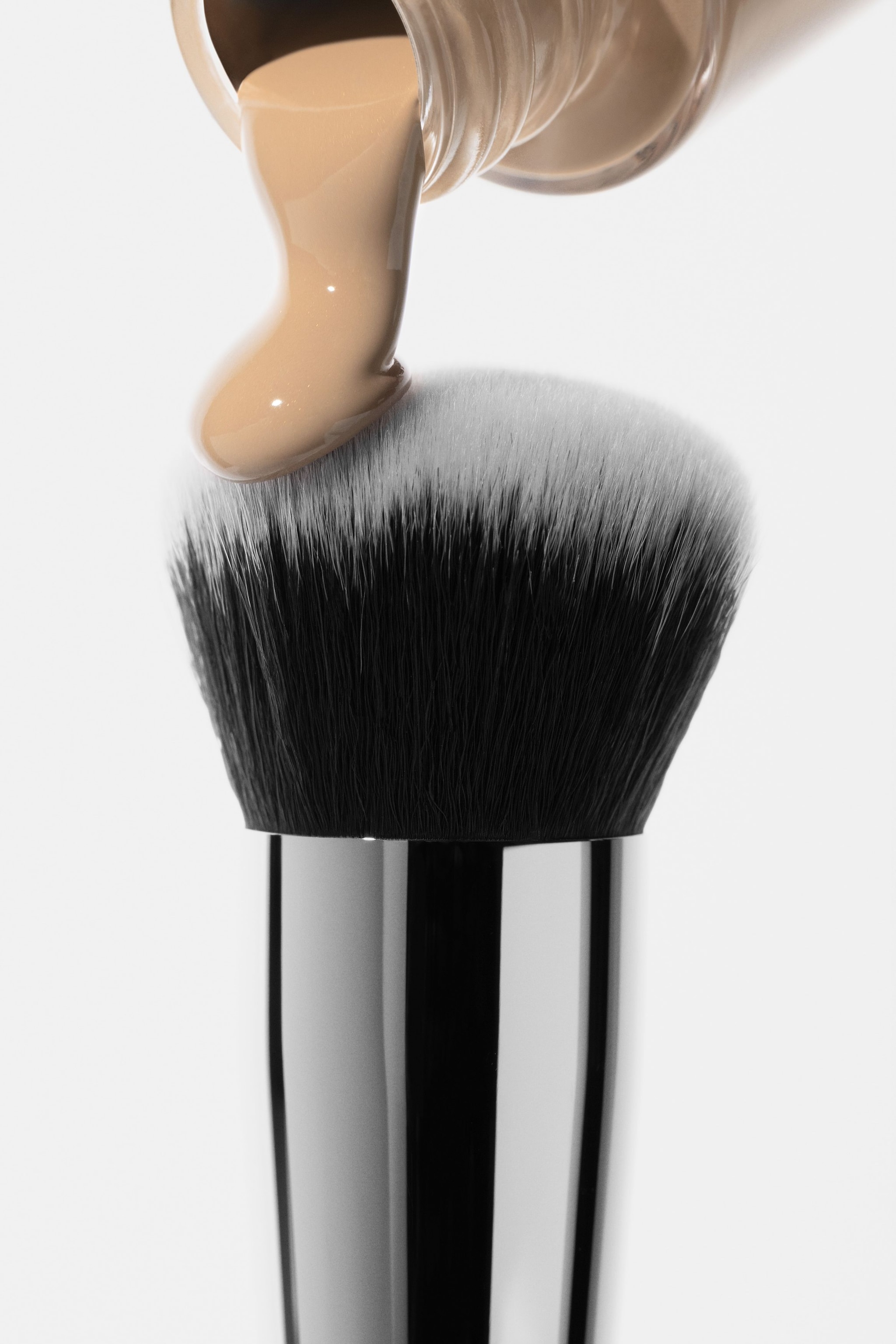 INGLOT All Covered Face Foundation image 3