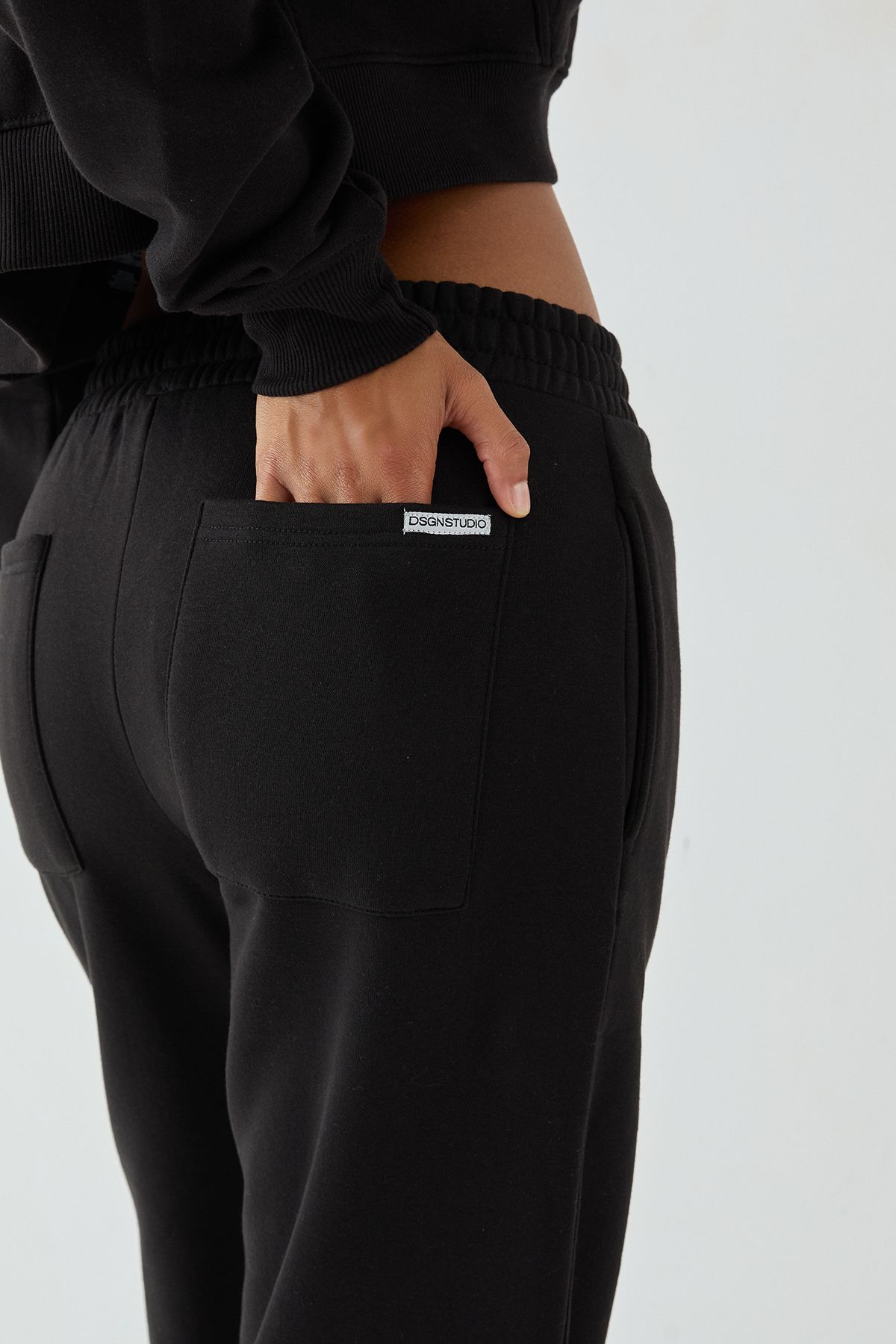 DSGN Studio DSGN Studio Oversized Cuffed Jogger Black image 4