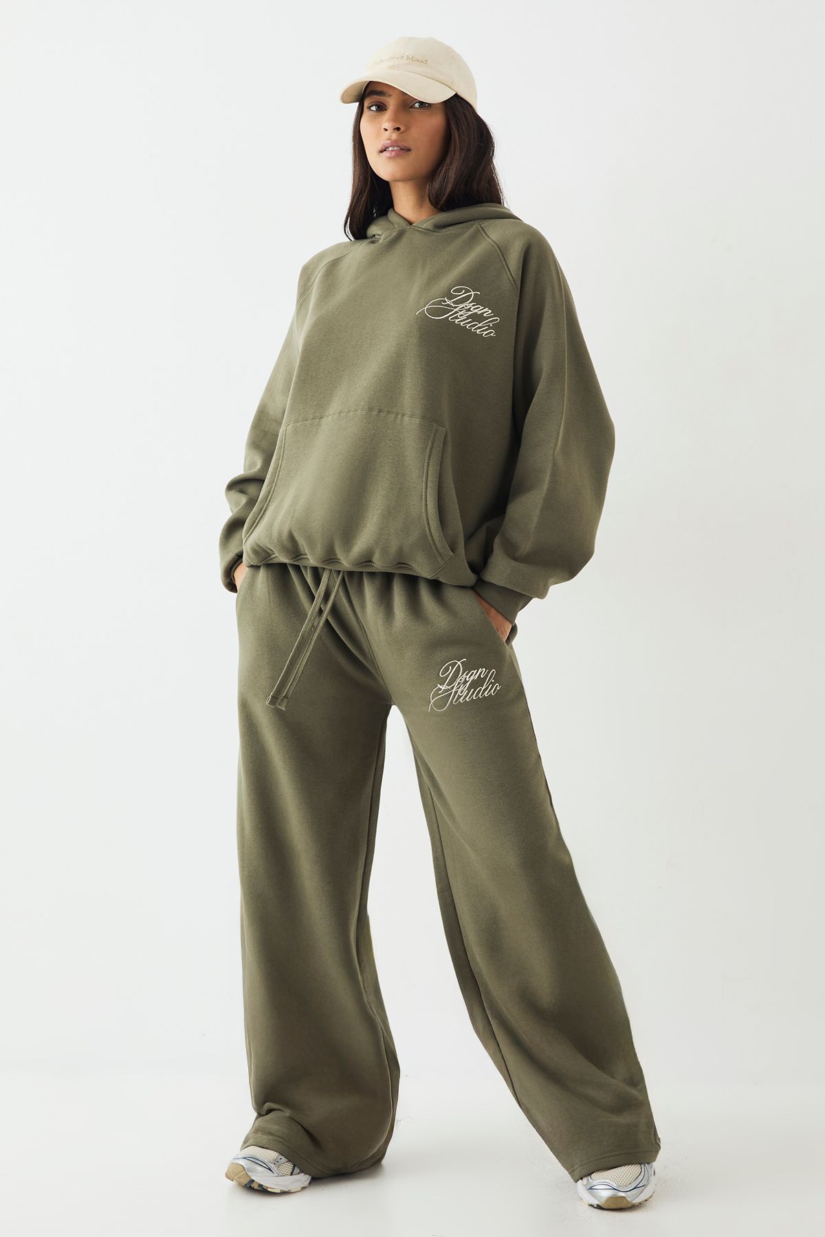 DSGN Studio DSGN Studio Script Straight Leg Jogger Olive image 1
