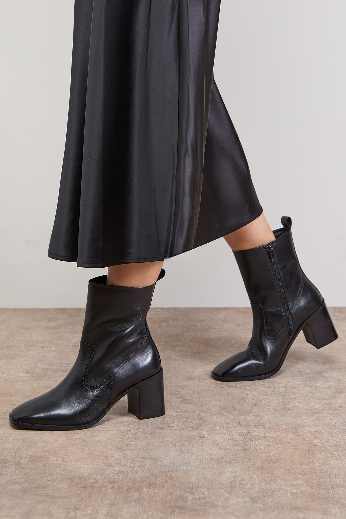 Oasis Lauren Leather Block Mid Heel Chelsea Boot Black