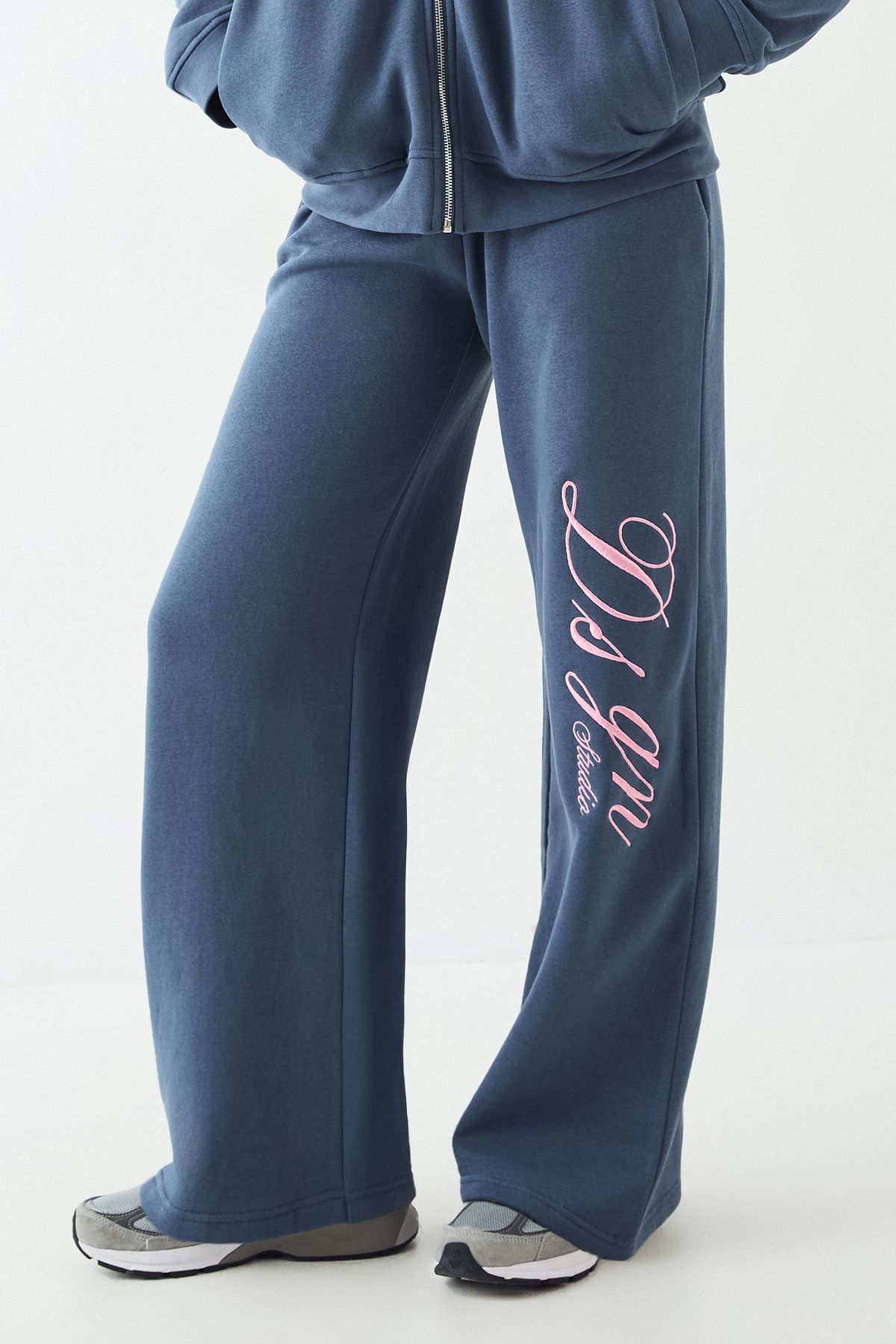 DSGN Studio DSGN Studio Script Funnel Neck Straight Leg Tracksuit Navy image 3