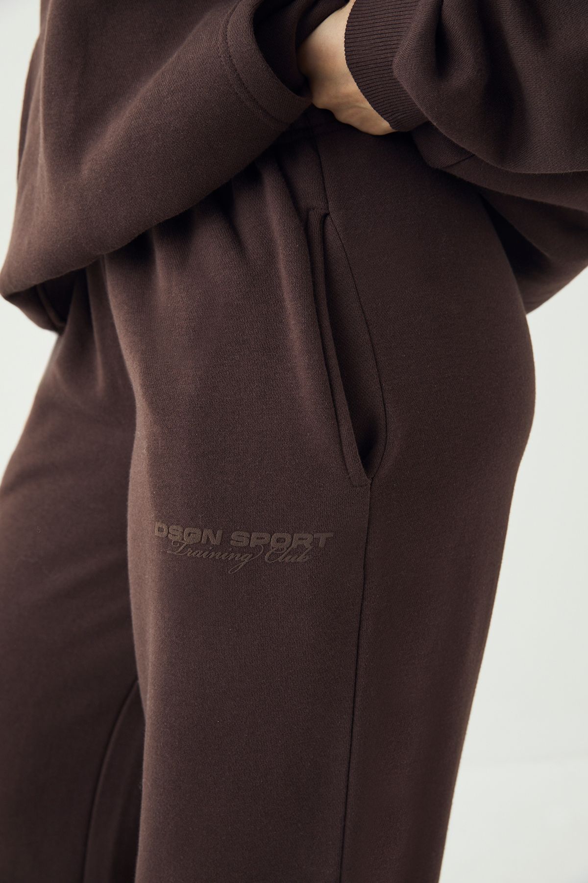 DSGN Studio DSGN Studio Sport Training Club Straight Leg Jogger Coffee Bean image 4