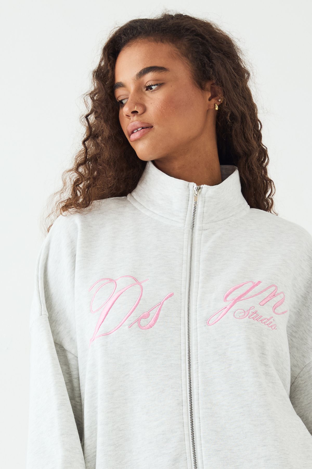 DSGN Studio DSGN Studio Script Funnel Neck Straight Leg Tracksuit Ash Grey image 4