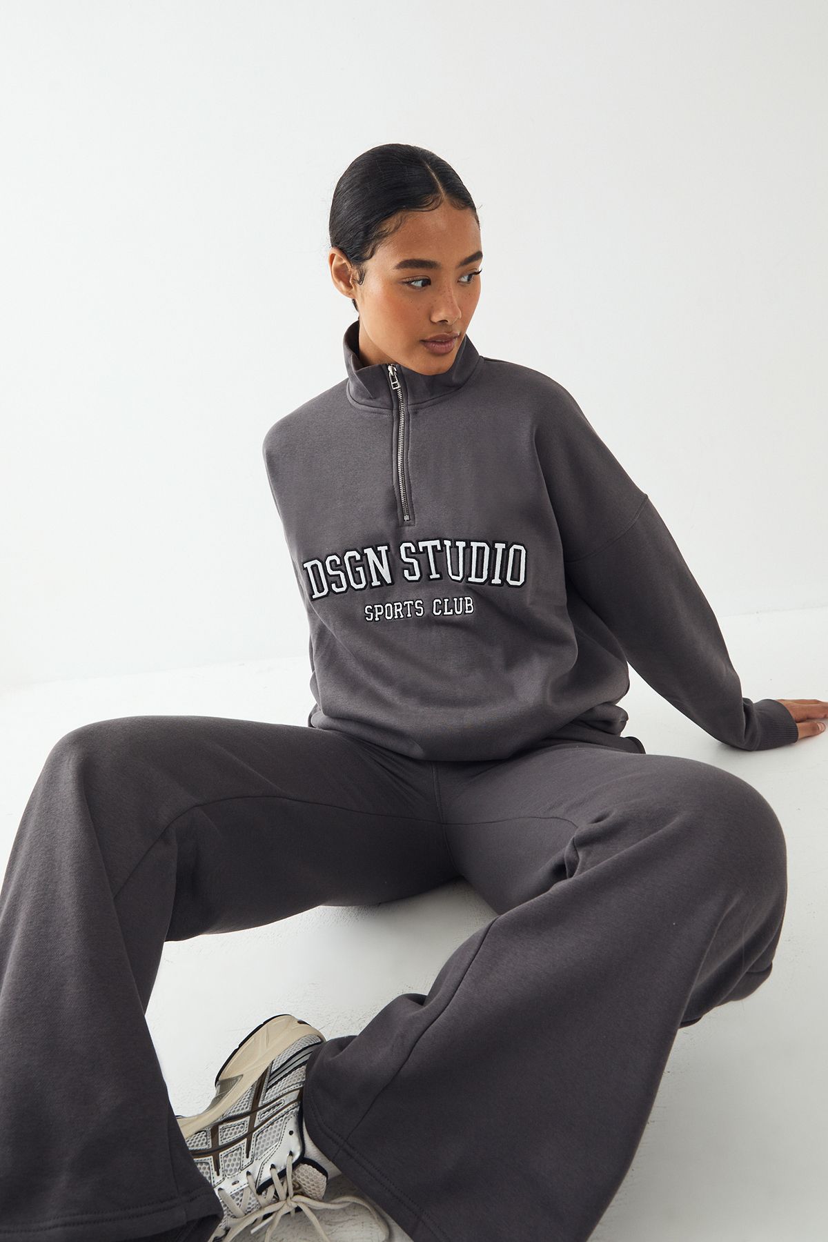 DSGN Studio DSGN Studio Applique Straight Leg Jogger Charcoal image 3