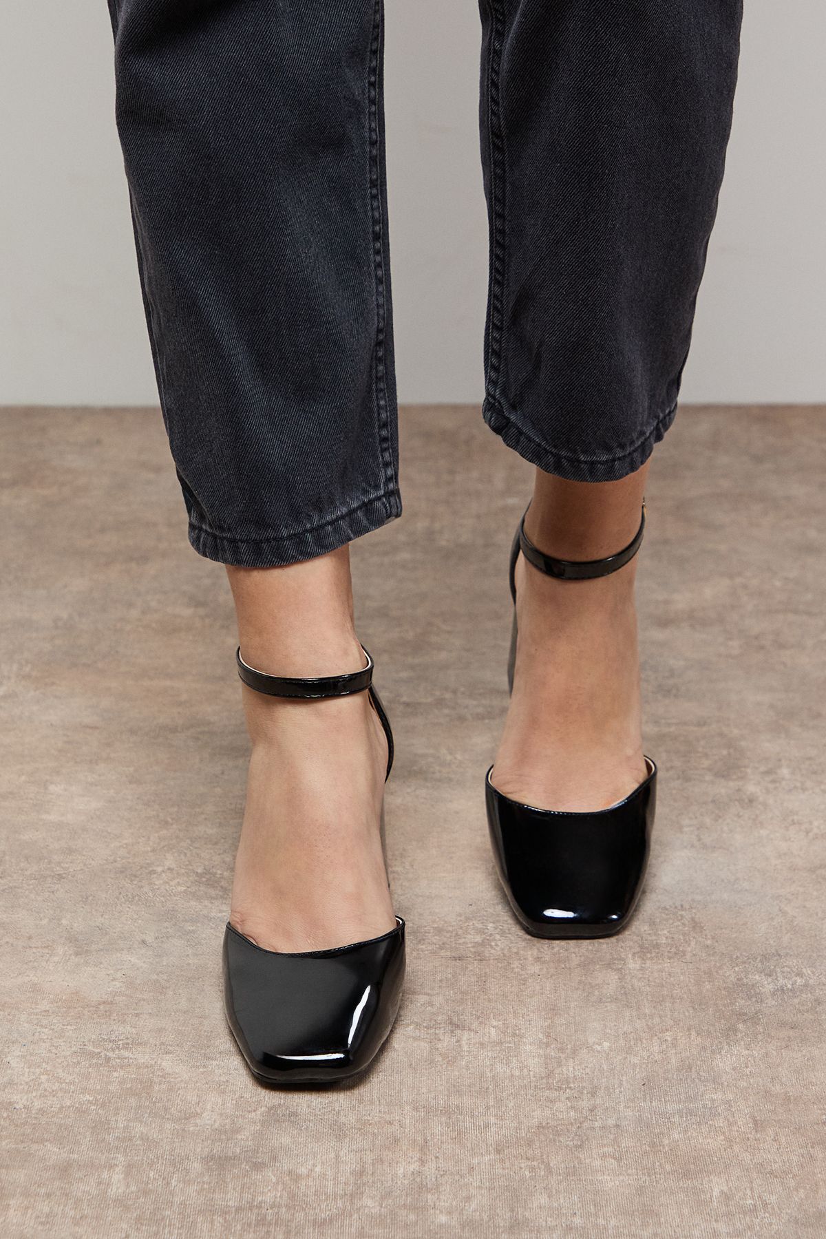 Oasis Meelie Faux Patent Leather Square Toe High Block Heel Court Shoes True Black image 2