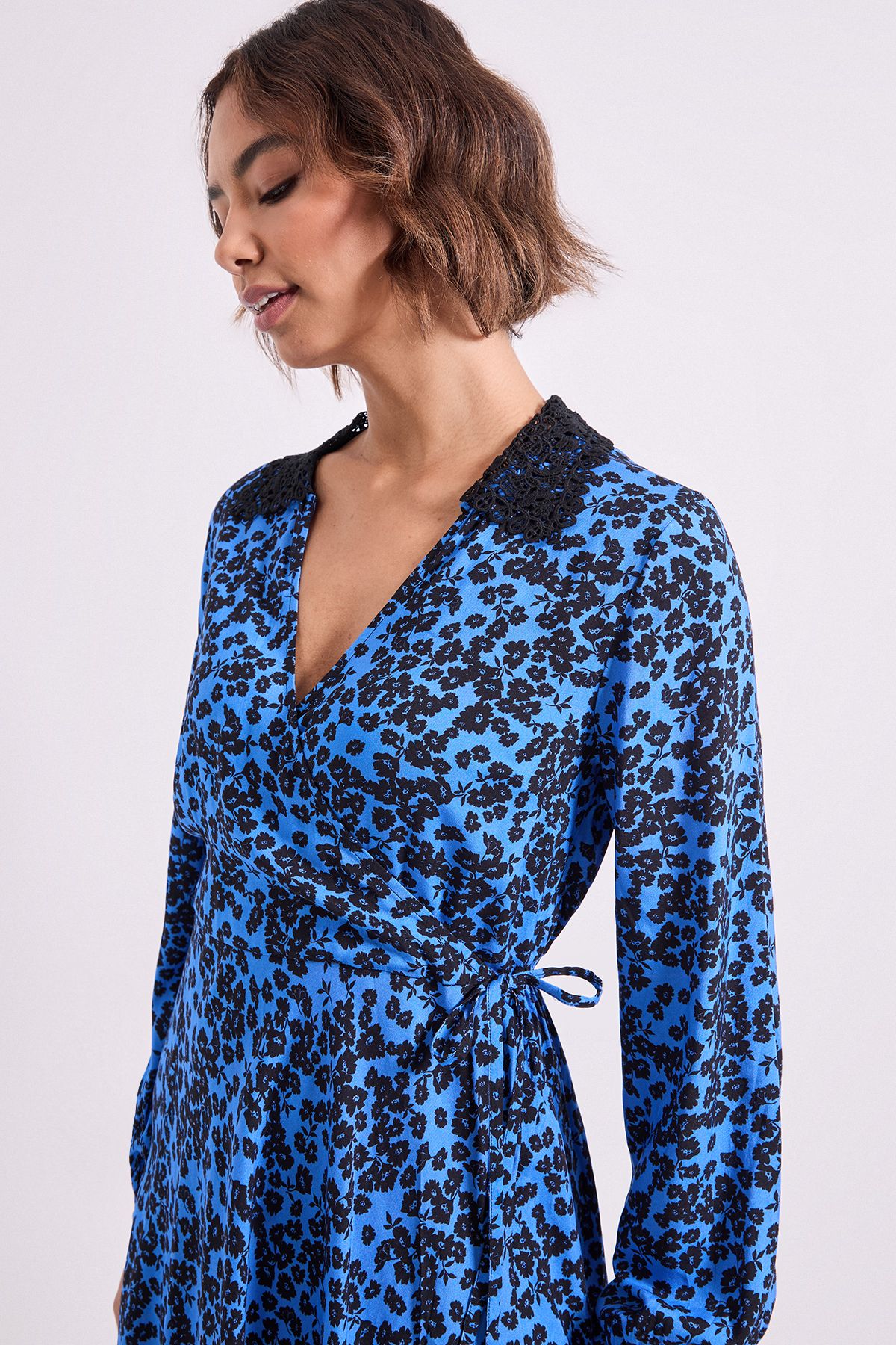 Dorothy Perkins Blue Floral Lace Collar Detail Wrap Printed Mini Dress Blue image 4